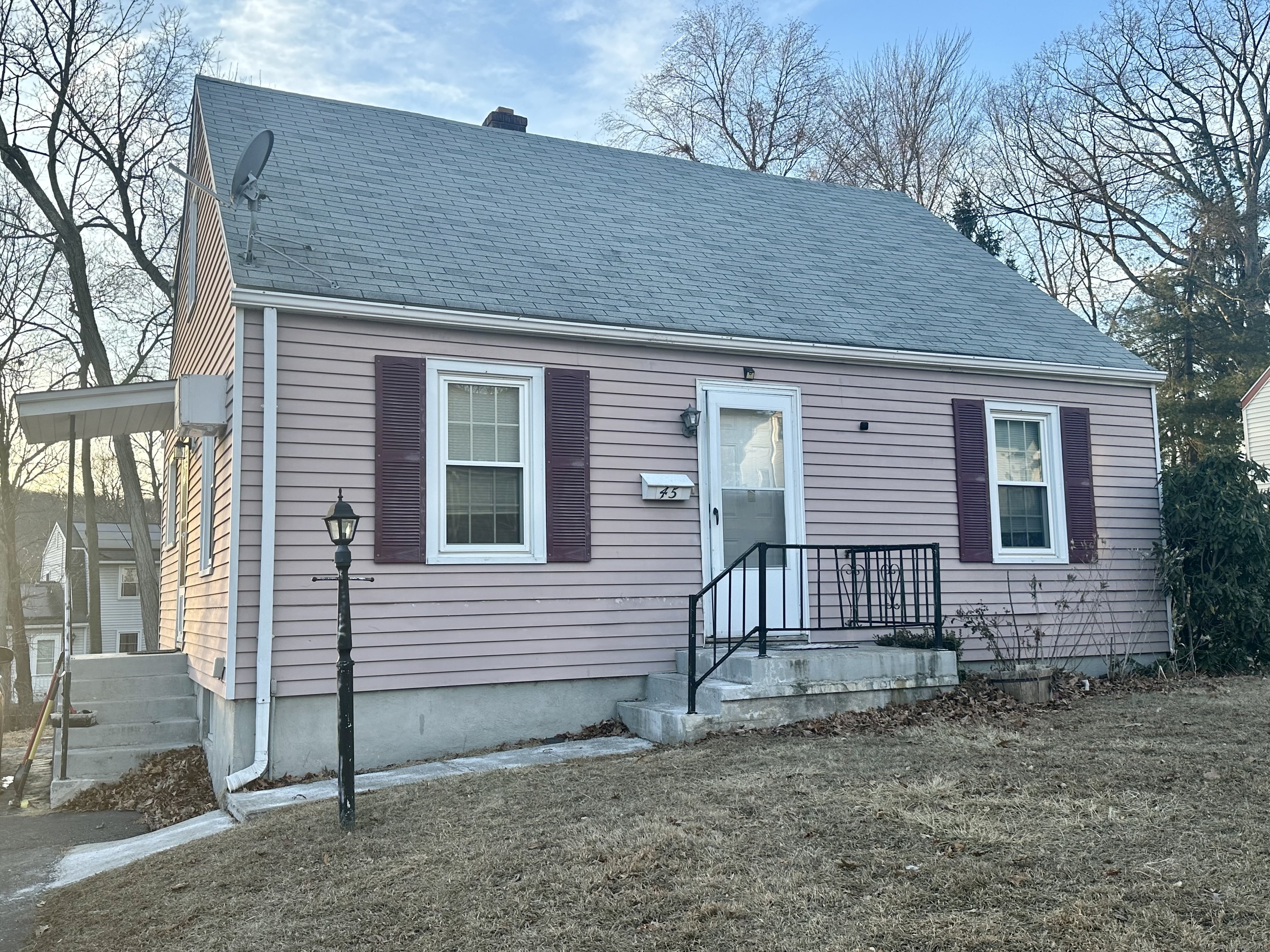 Topview Terrace, Bristol, Connecticut - 3 Bedrooms  
2 Bathrooms  
5 Rooms - 