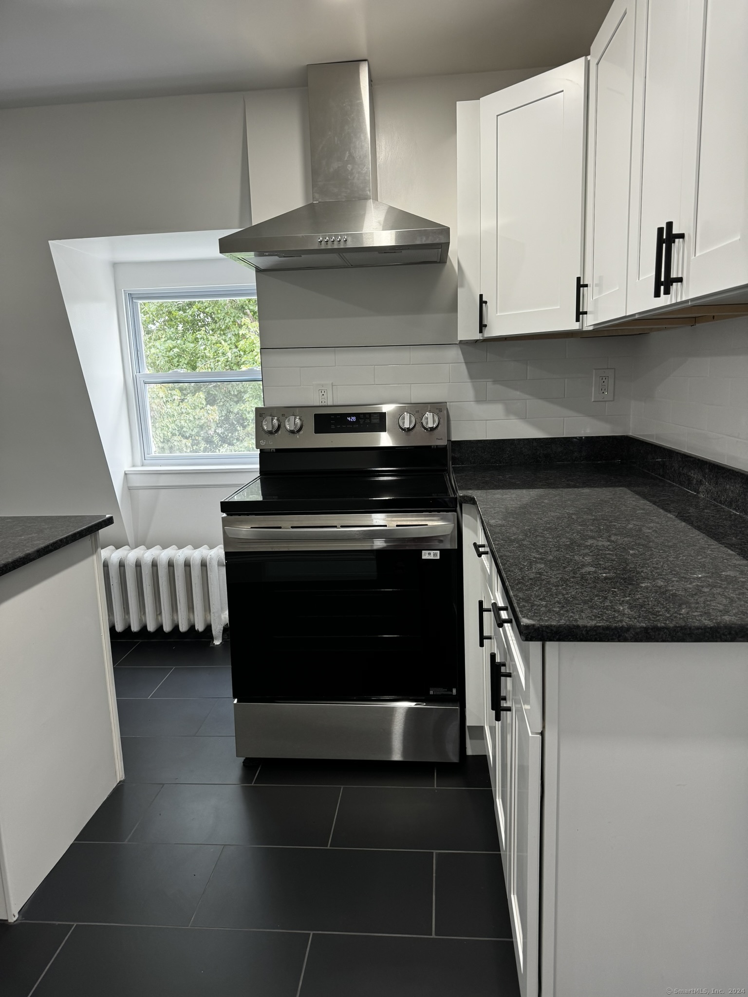 Rental Property at 147 Fairfield Avenue 3, Hartford, Connecticut - Bedrooms: 2 
Bathrooms: 1 
Rooms: 5  - $1,900 MO.