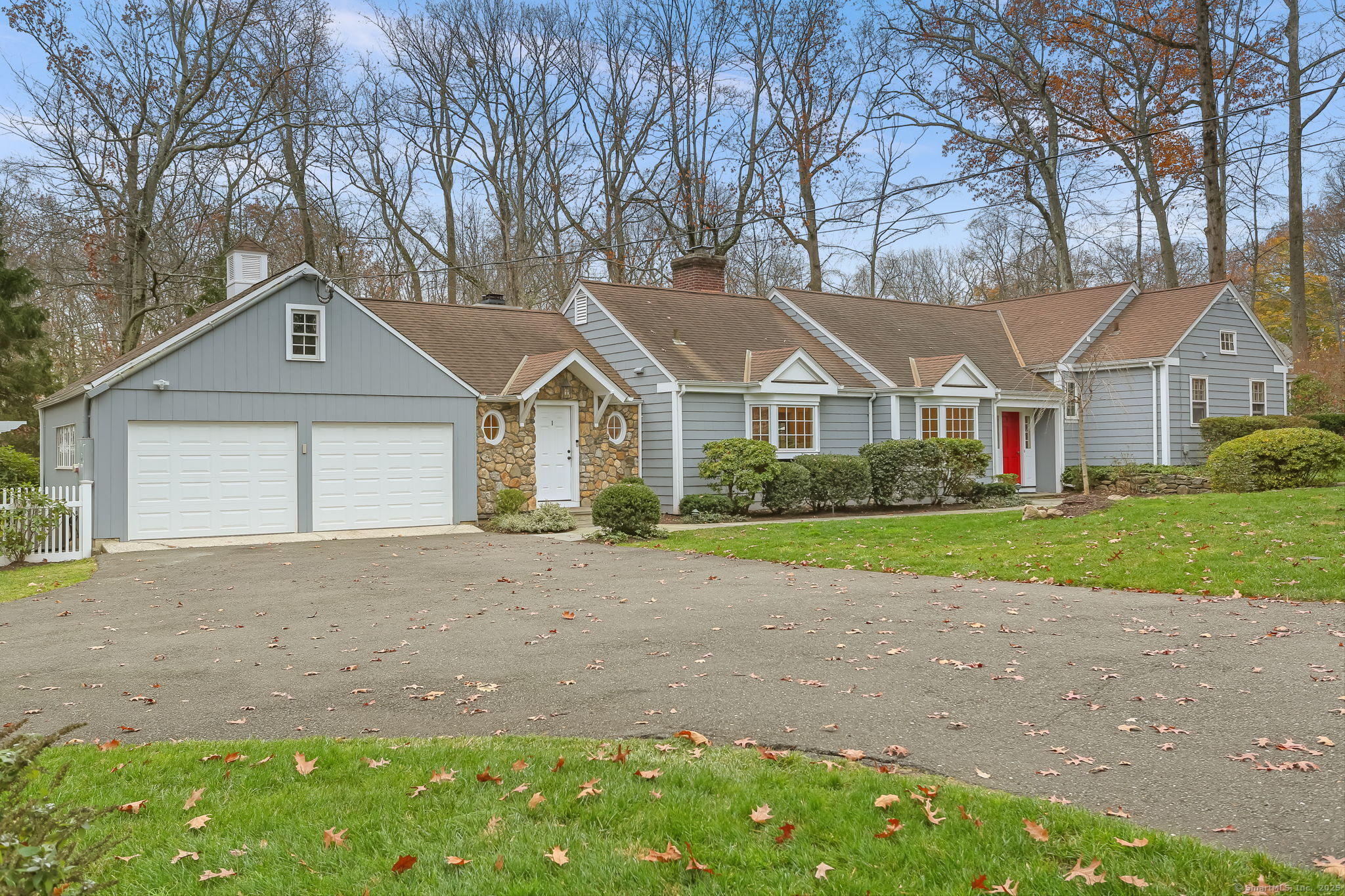 Hickory Lane, Darien, Connecticut - 4 Bedrooms  
4 Bathrooms  
9 Rooms - 