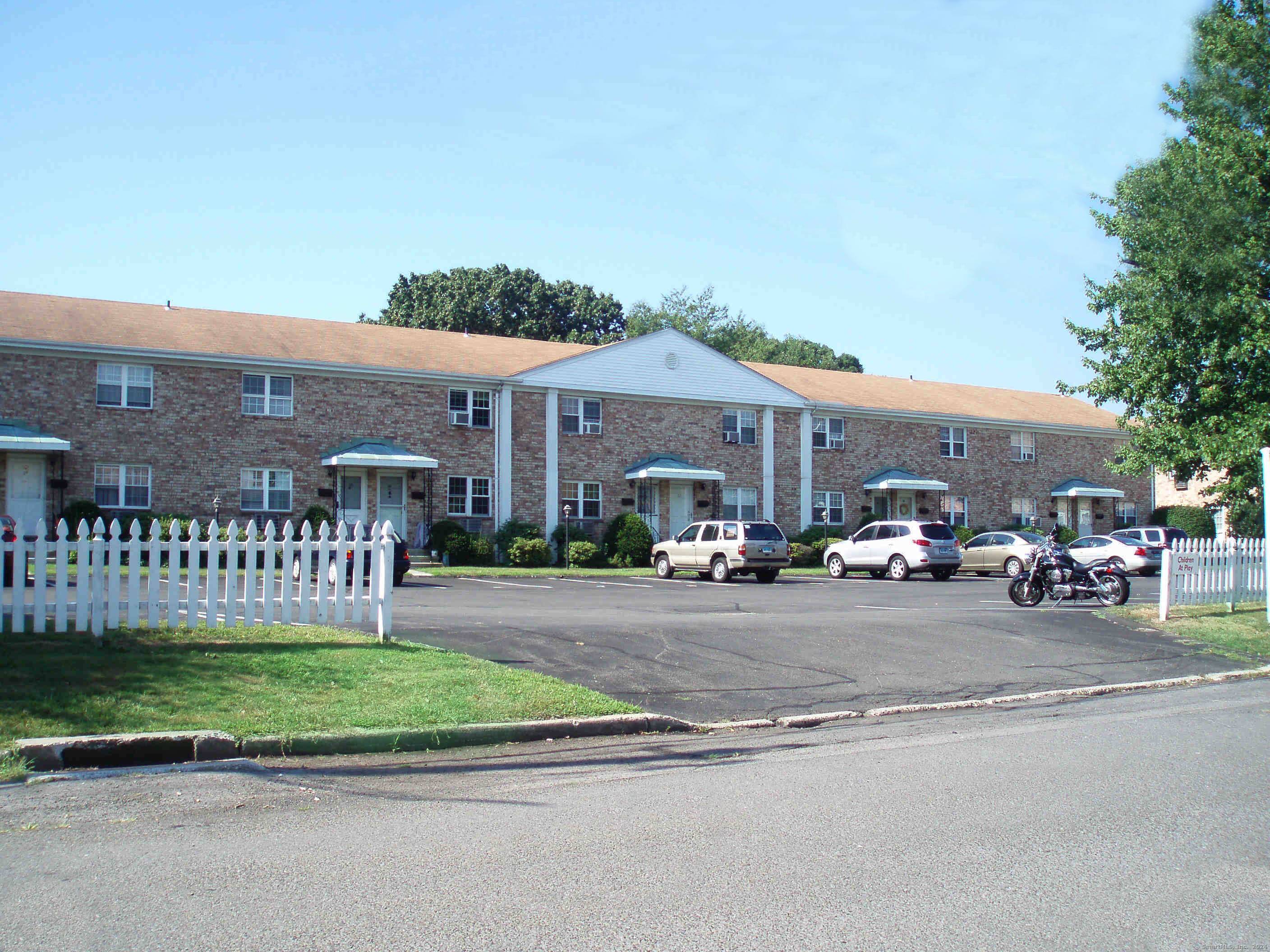Lindstrom Road 62, Stamford, Connecticut - 2 Bedrooms  
2 Bathrooms  
4 Rooms - 