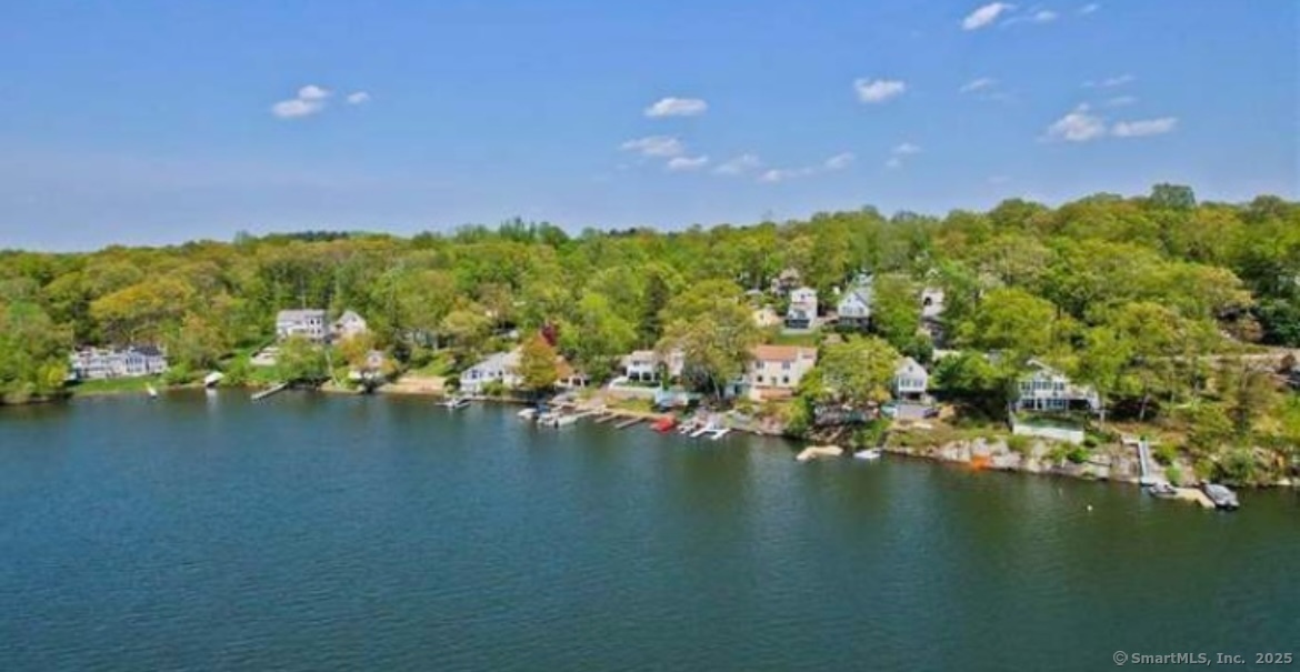 Mohawk Trail, East Hampton, Connecticut - 3 Bedrooms  
1 Bathrooms  
5 Rooms - 