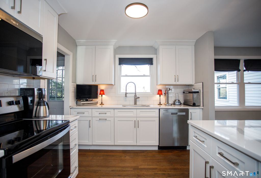 Photo of 18 Richards Grove Road, Waterford, CT 06375 (MLS # 24144308)