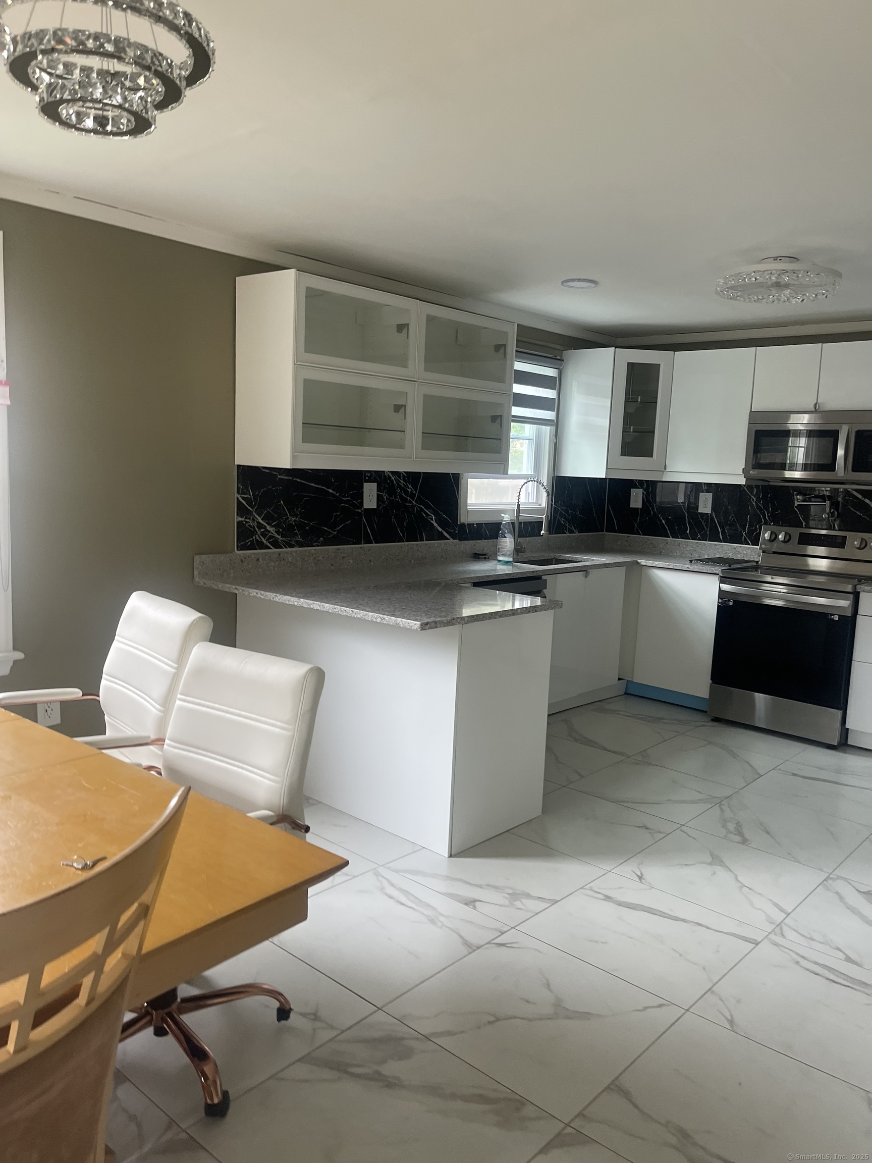 Fort Hale Road, New Haven, Connecticut - 4 Bedrooms  
2 Bathrooms  
8 Rooms - 