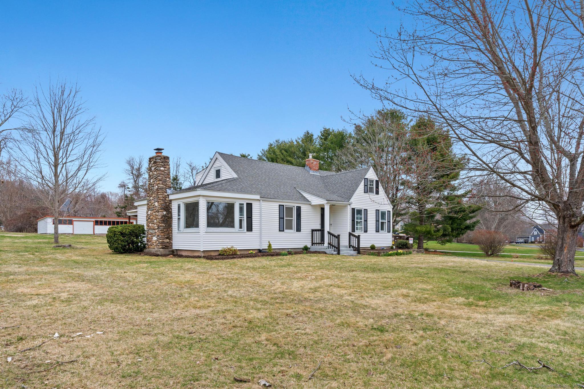 Fern Street, Glastonbury, Connecticut - 3 Bedrooms  
2 Bathrooms  
7 Rooms - 