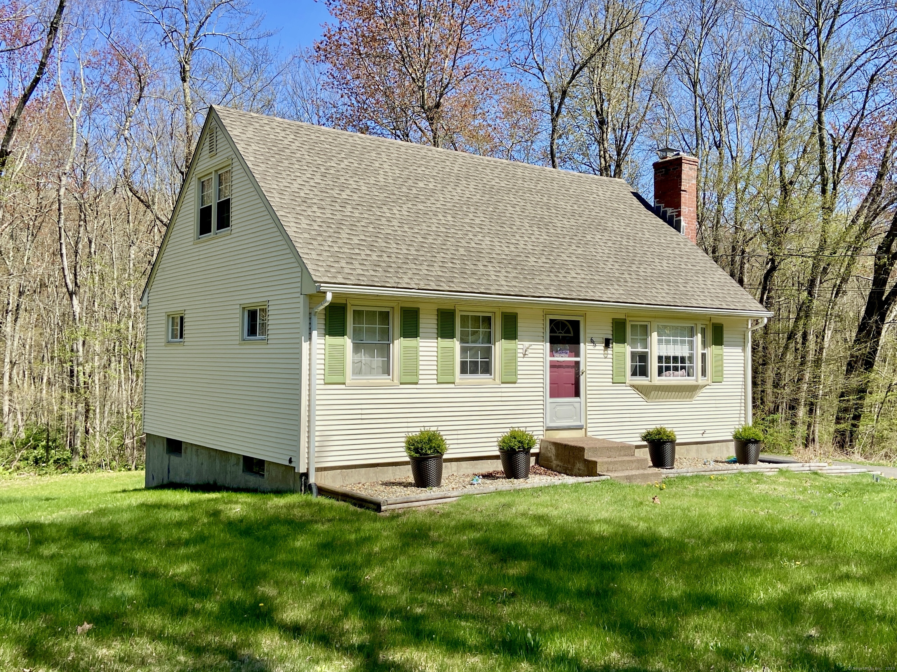 Glenstone Drive, Vernon, Connecticut - 4 Bedrooms  
1 Bathrooms  
6 Rooms - 