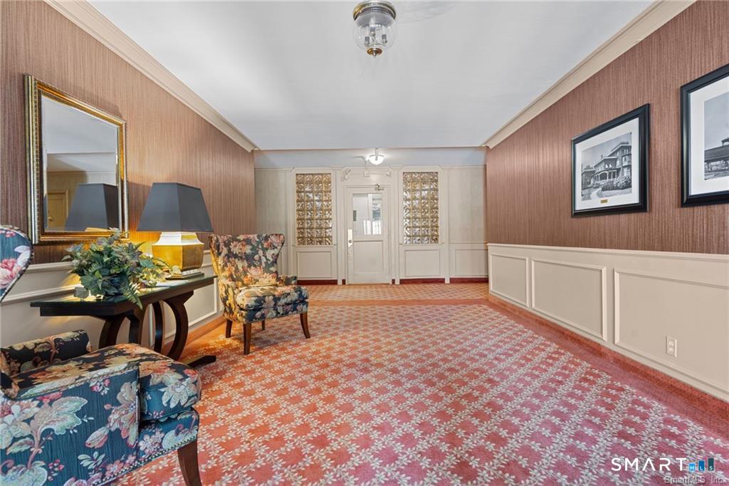 869 Farmington Avenue 206