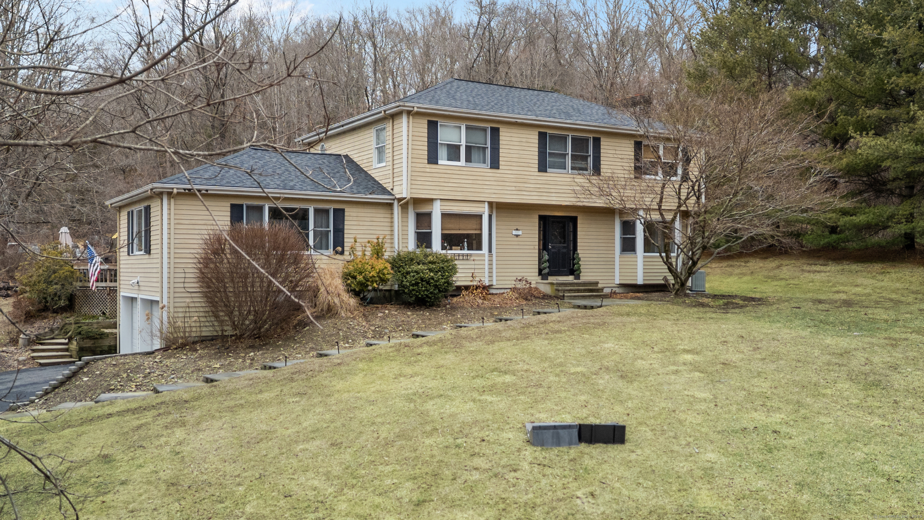 Georges Hill Road, Southbury, Connecticut - 4 Bedrooms  
3 Bathrooms  
8 Rooms - 