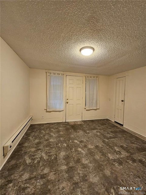Multifamily For Rent - 6 Frederick Court #3<br/> New Haven County, Waterbury, CT 06710