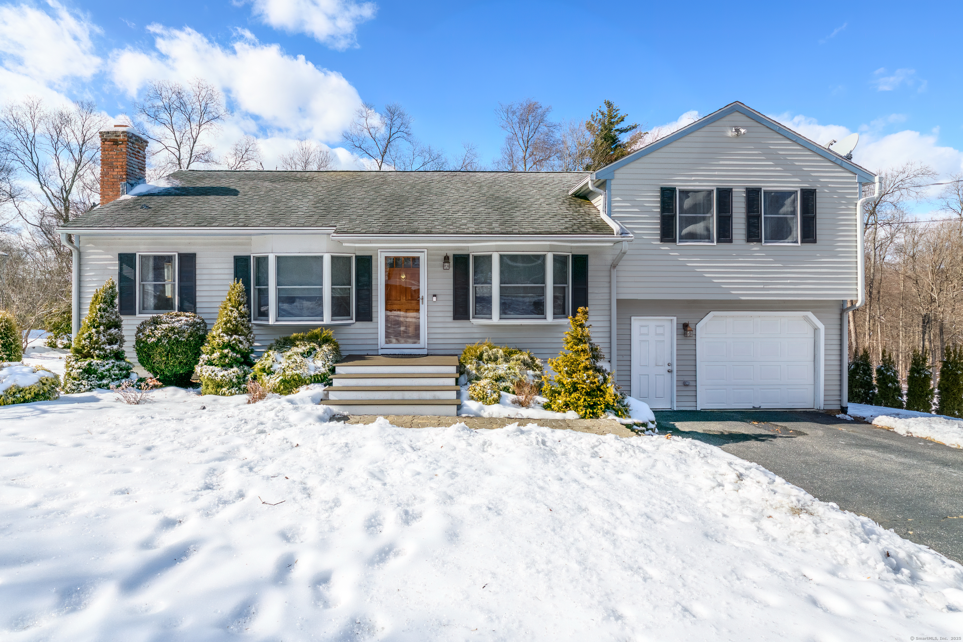 Jupiter Drive, Seymour, Connecticut - 3 Bedrooms  
2 Bathrooms  
8 Rooms - 