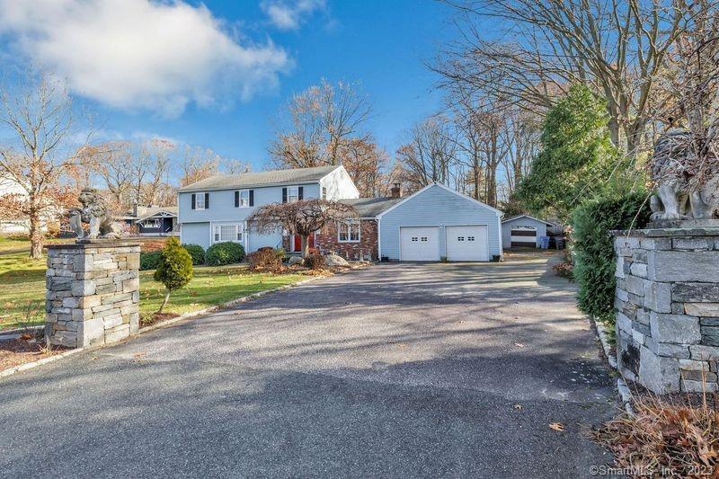 23 Old Hollow Road, Trumbull, Connecticut - 4 Bedrooms  
3 Bathrooms  
8 Rooms - 