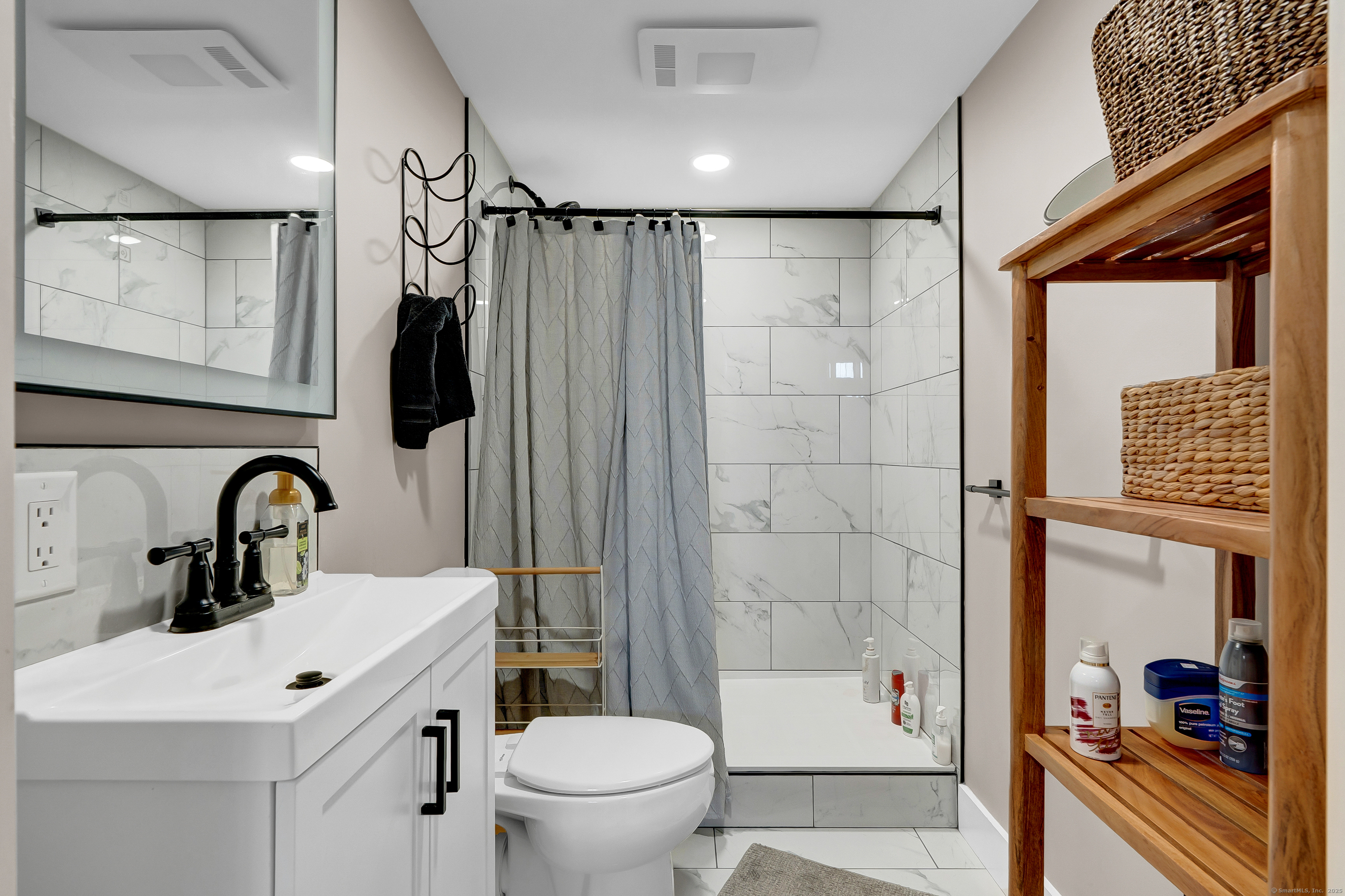 Burlington, Connecticut 06013, United States, 3 Bedrooms Bedrooms, ,5 BathroomsBathrooms,Residential,Active,230189