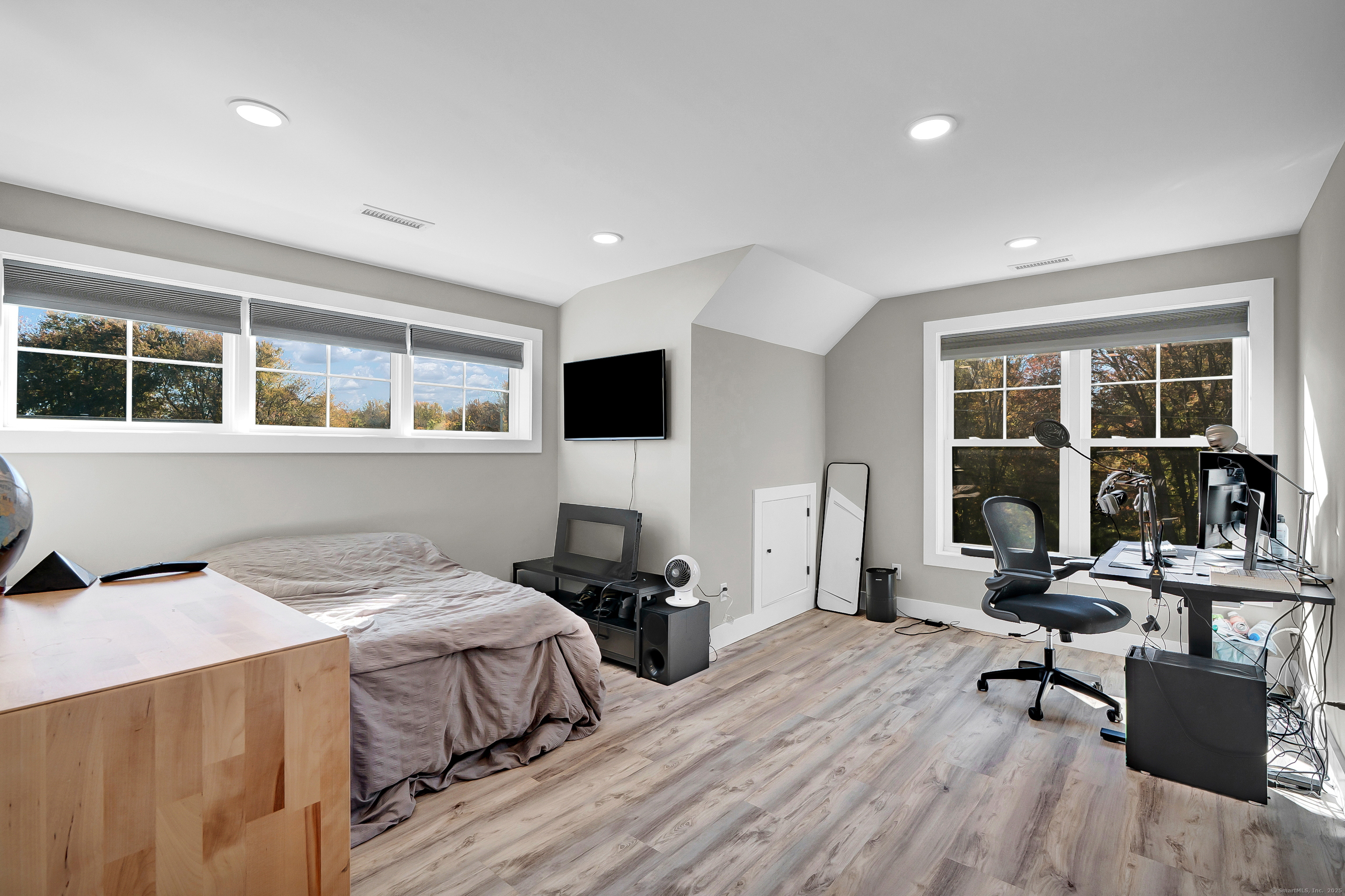 Burlington, Connecticut 06013, United States, 3 Bedrooms Bedrooms, ,5 BathroomsBathrooms,Residential,Active,230189