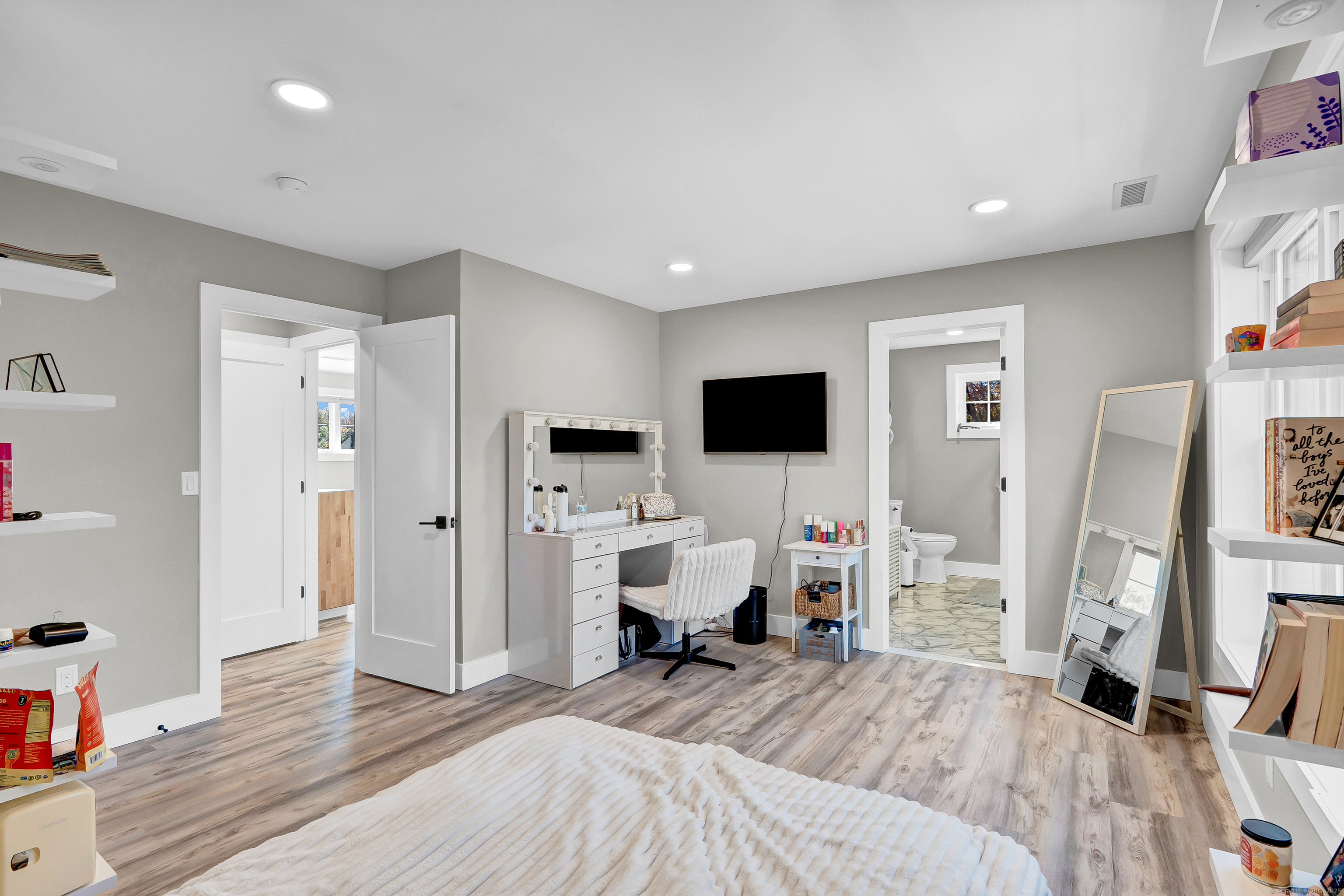 Burlington, Connecticut 06013, United States, 3 Bedrooms Bedrooms, ,5 BathroomsBathrooms,Residential,Active,230189