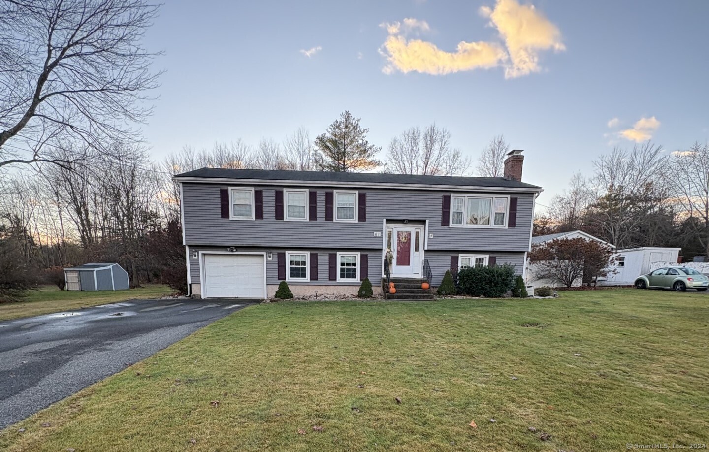 Crystal Drive, Rocky Hill, Connecticut - 3 Bedrooms  
3 Bathrooms  
7 Rooms - 