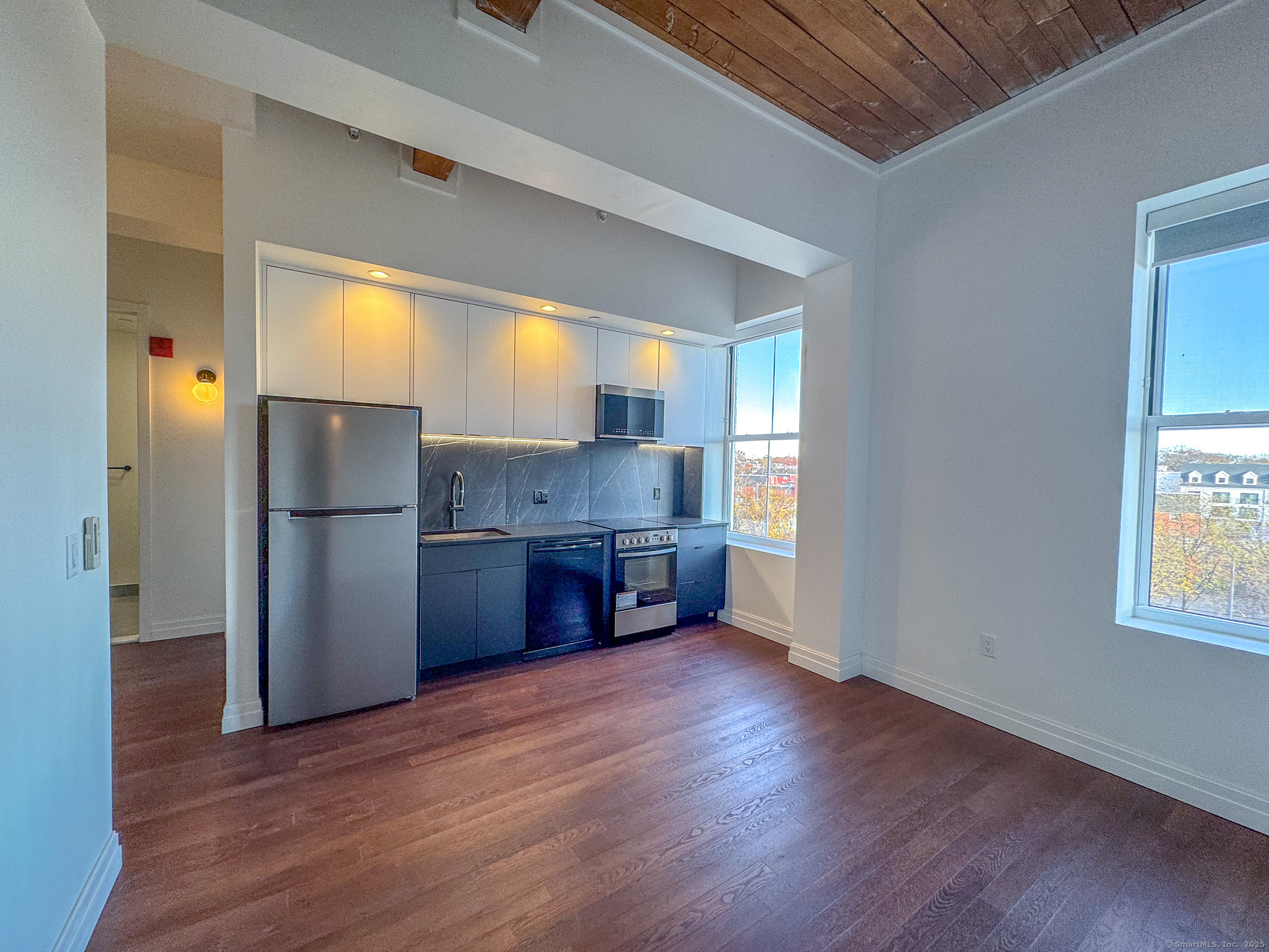 Rental Property at Court Street 404, New Haven, Connecticut - Bedrooms: 2 
Bathrooms: 1 
Rooms: 5  - $2,650 MO.