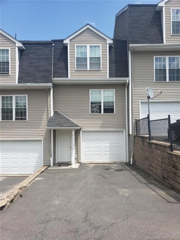 210 Stonefield Drive 51, Waterbury, Connecticut - 2 Bedrooms  
2 Bathrooms  
4 Rooms - 