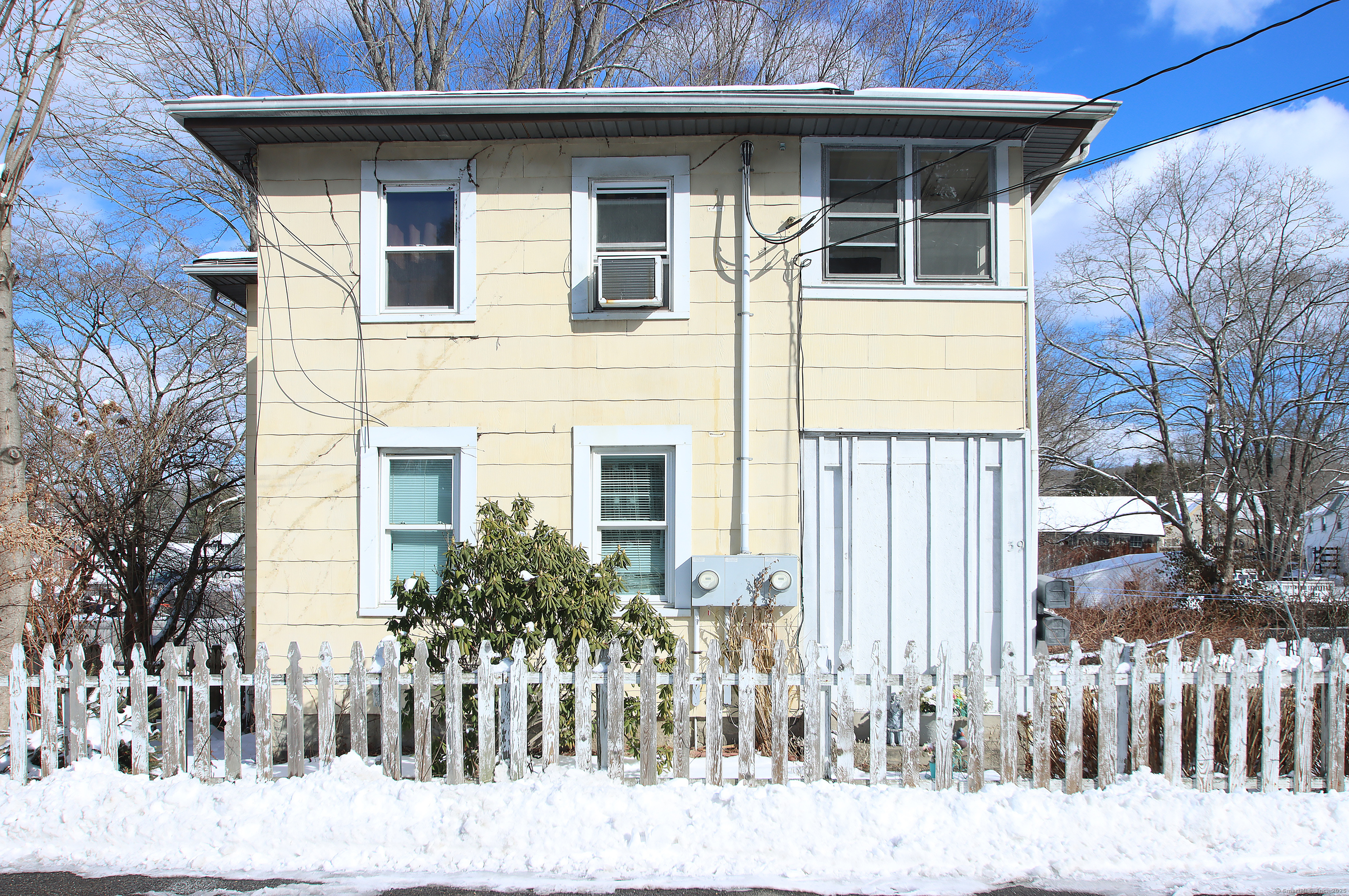 Maple Street, Seymour, Connecticut - 4 Bedrooms  
2 Bathrooms  
8 Rooms - 