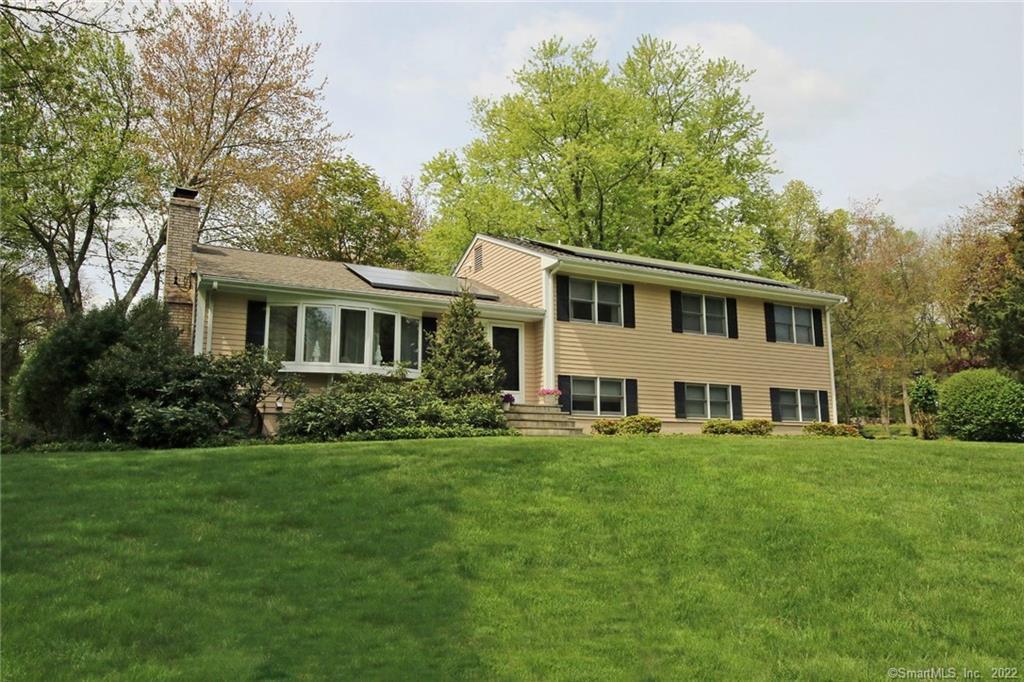 36 Gate Ridge Road, Easton, Connecticut - 4 Bedrooms  
3 Bathrooms  
8 Rooms - 