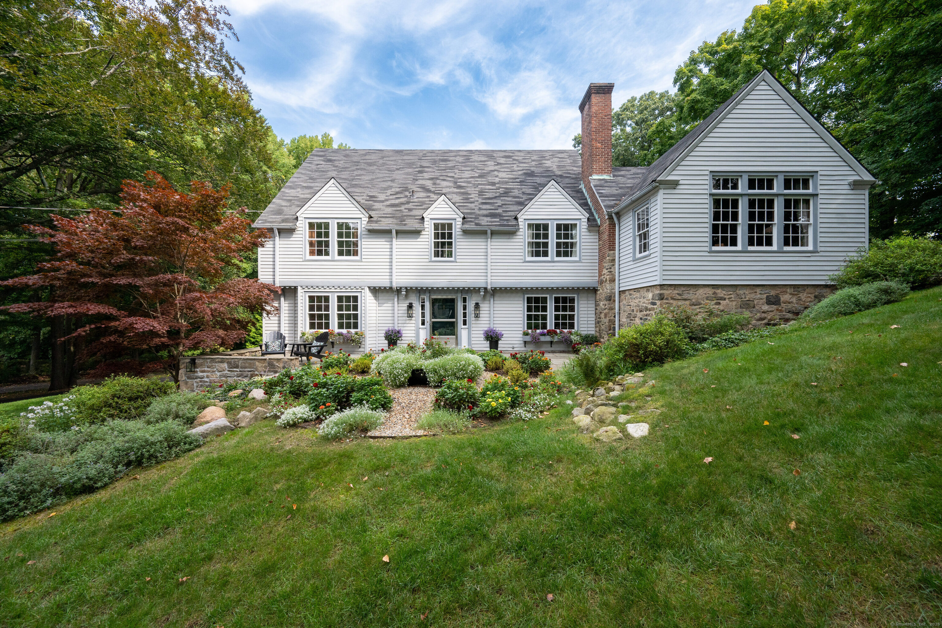 Swifts Lane, Darien, Connecticut - 5 Bedrooms  
4 Bathrooms  
10 Rooms - 