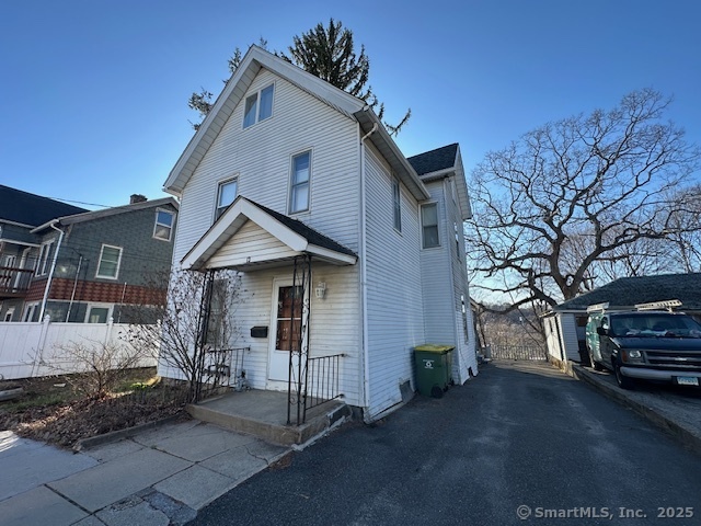 Simons Avenue, Waterbury, Connecticut - 5 Bedrooms  
3 Bathrooms  
10 Rooms - 