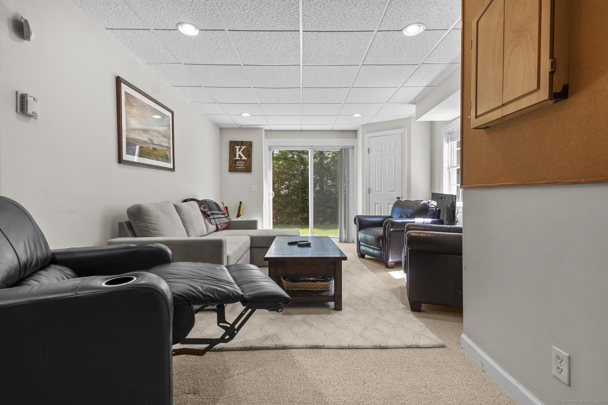 Avon, Connecticut 06001, United States, 4 Bedrooms Bedrooms, ,4 BathroomsBathrooms,Residential,Pending,201127