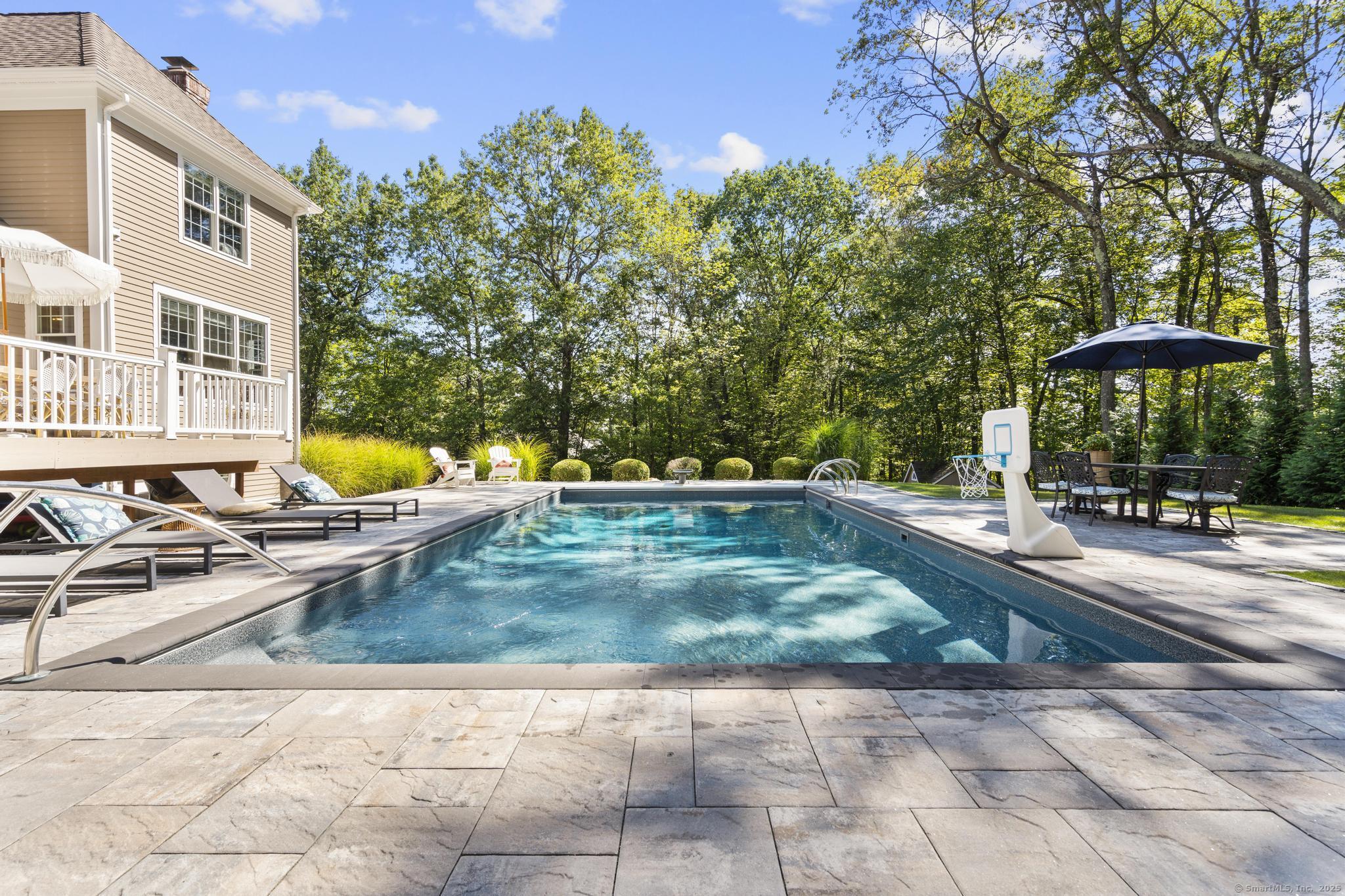 Avon, Connecticut 06001, United States, 4 Bedrooms Bedrooms, ,4 BathroomsBathrooms,Residential,Pending,201127