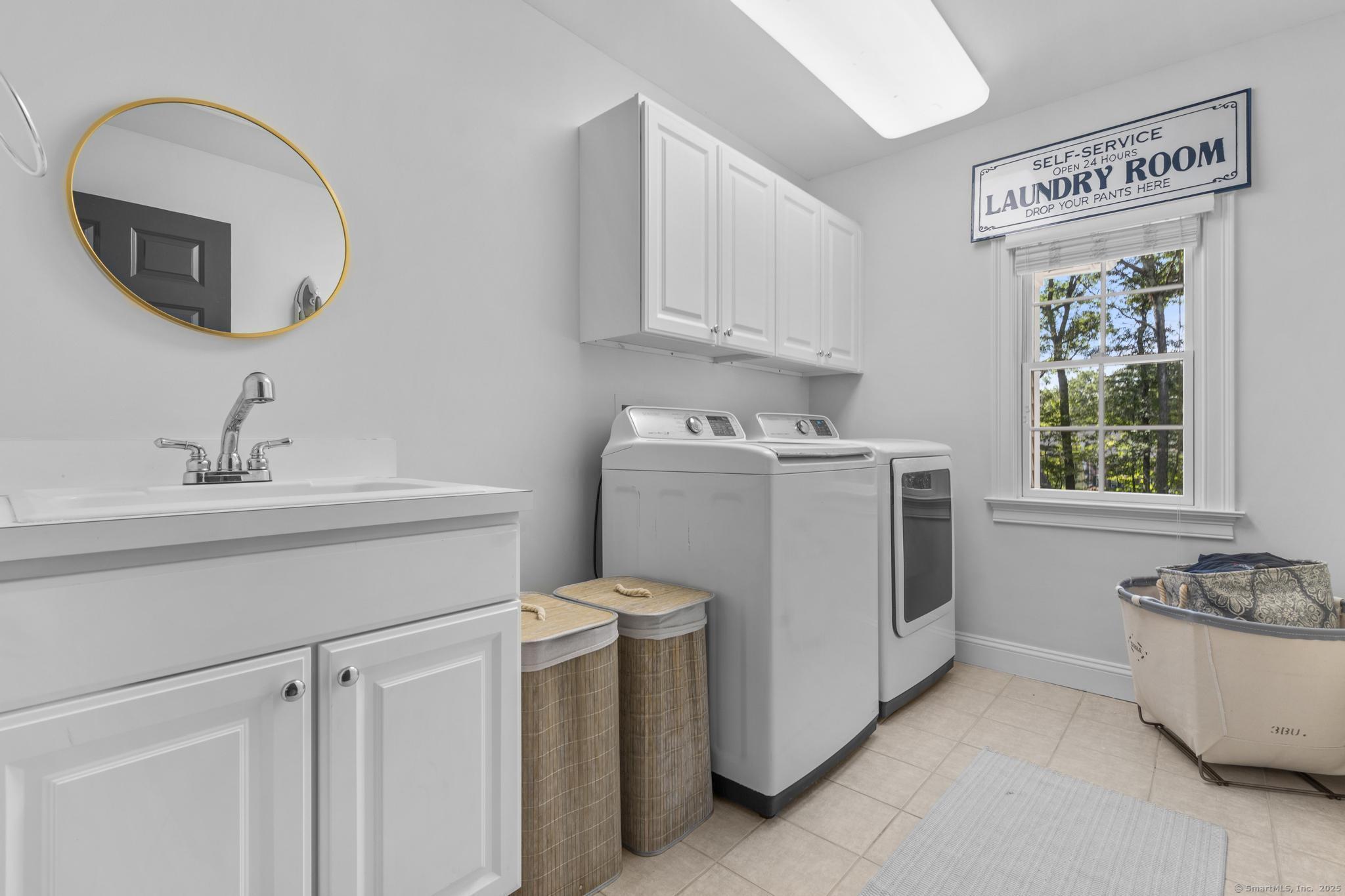 Avon, Connecticut 06001, United States, 4 Bedrooms Bedrooms, ,4 BathroomsBathrooms,Residential,Pending,201127