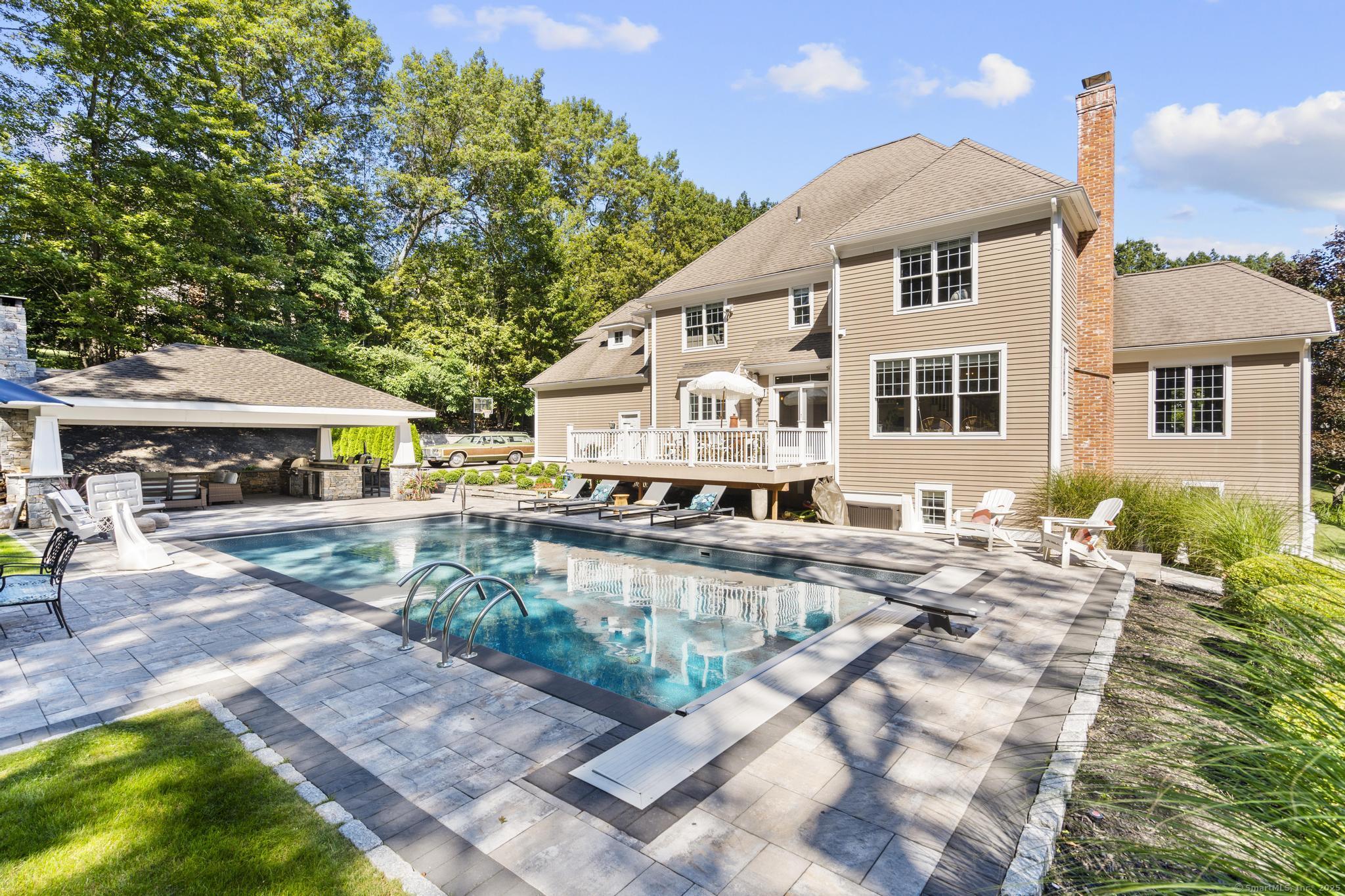 Avon, Connecticut 06001, United States, 4 Bedrooms Bedrooms, ,4 BathroomsBathrooms,Residential,Pending,201127