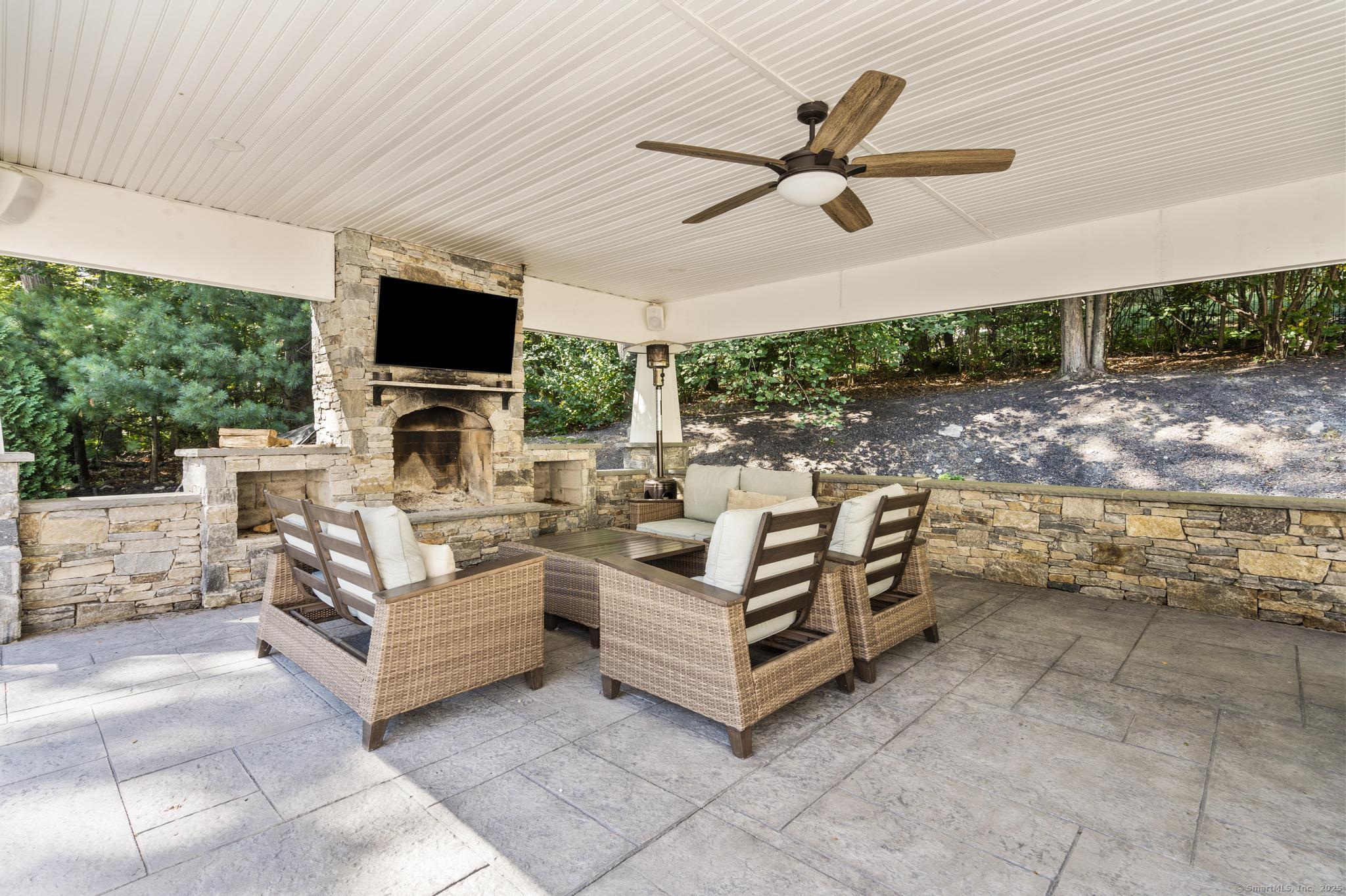 Avon, Connecticut 06001, United States, 4 Bedrooms Bedrooms, ,4 BathroomsBathrooms,Residential,Pending,201127