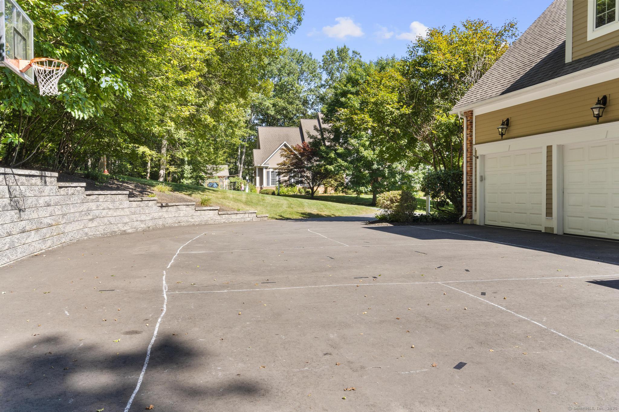 Avon, Connecticut 06001, United States, 4 Bedrooms Bedrooms, ,4 BathroomsBathrooms,Residential,Pending,201127