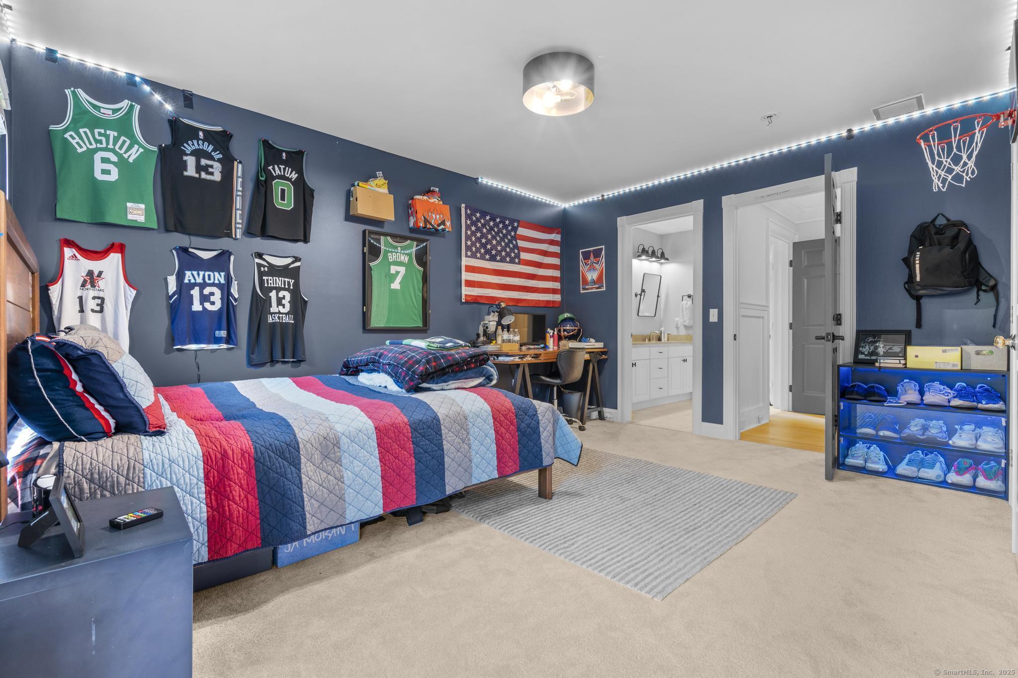 Avon, Connecticut 06001, United States, 4 Bedrooms Bedrooms, ,4 BathroomsBathrooms,Residential,Pending,201127