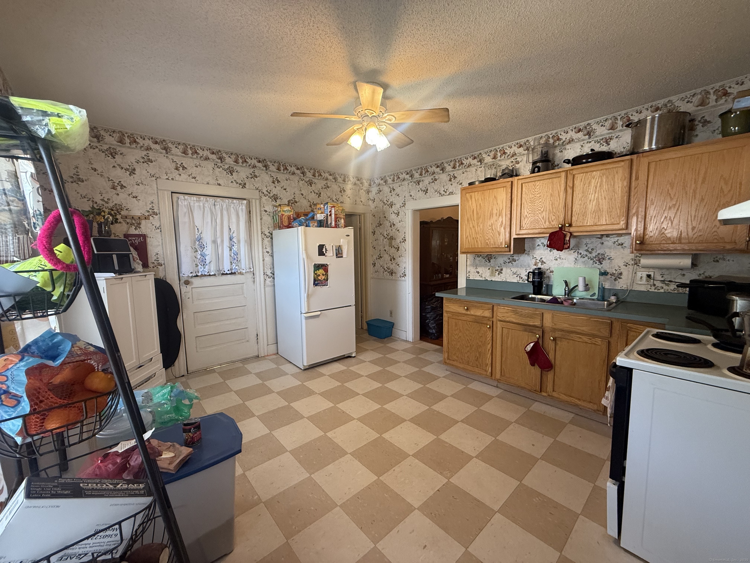 Bristol, Connecticut 06010, United States, 3 Bedrooms Bedrooms, ,2 BathroomsBathrooms,Residential,Active,170727