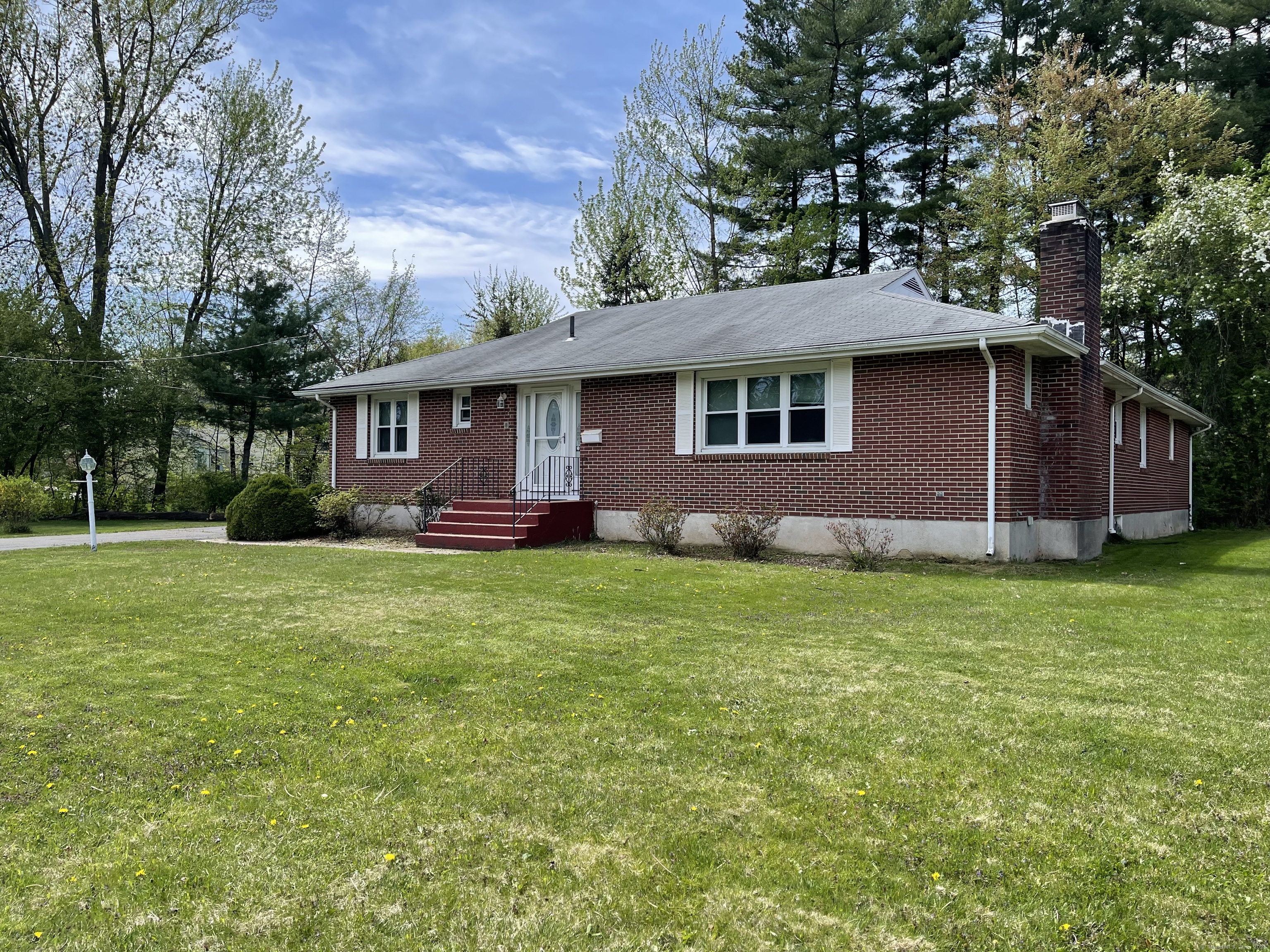 Lindy Lane, West Hartford, Connecticut - 3 Bedrooms  
2 Bathrooms  
5 Rooms - 