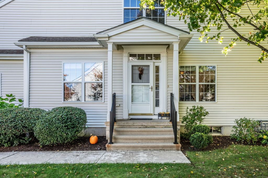 Photo of 28 Meadowview Court #28, Canton, CT 06019 (MLS # 24157619)