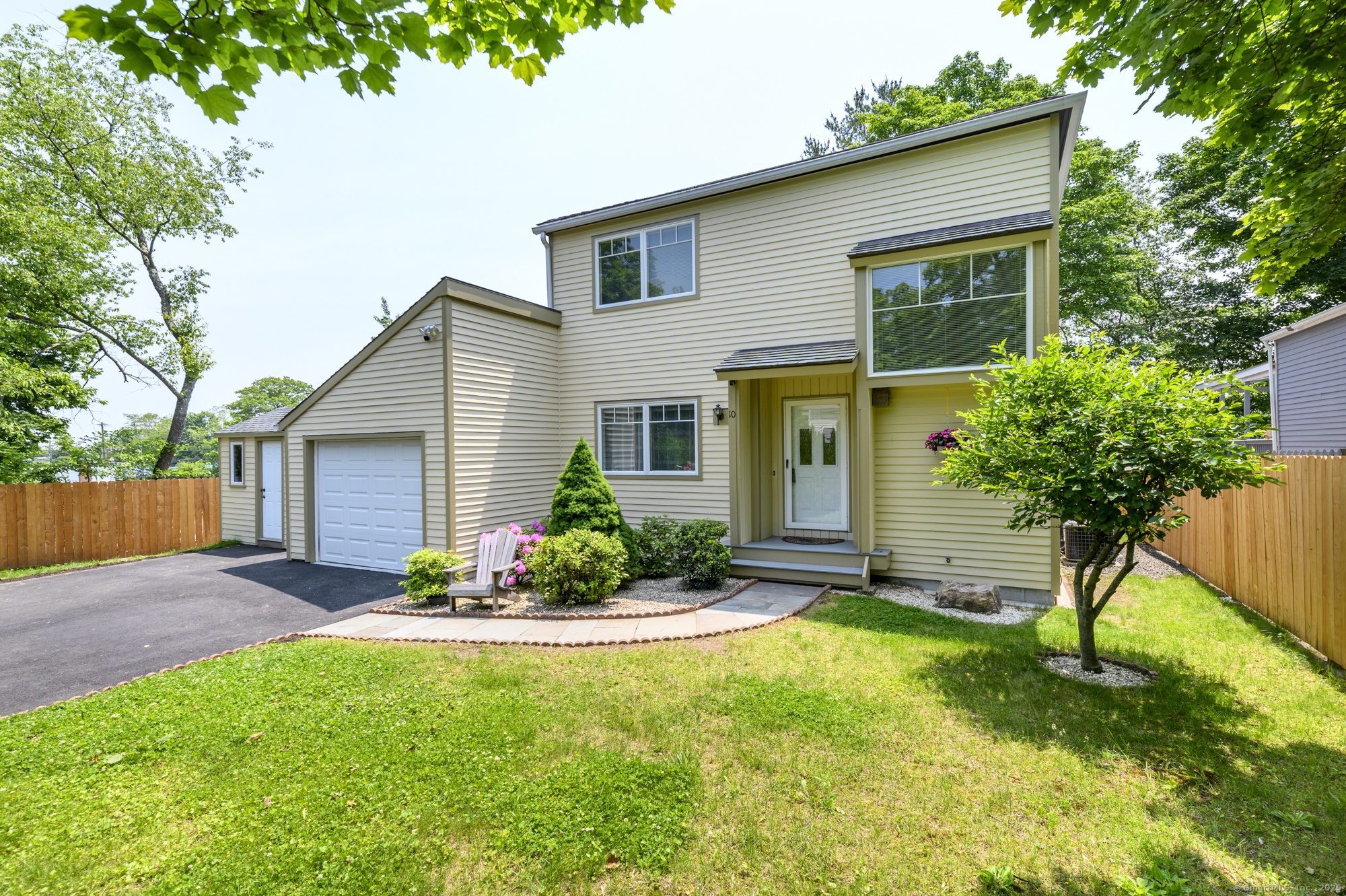 Dry Hill Court, Norwalk, Connecticut - 3 Bedrooms  
2 Bathrooms  
7 Rooms - 