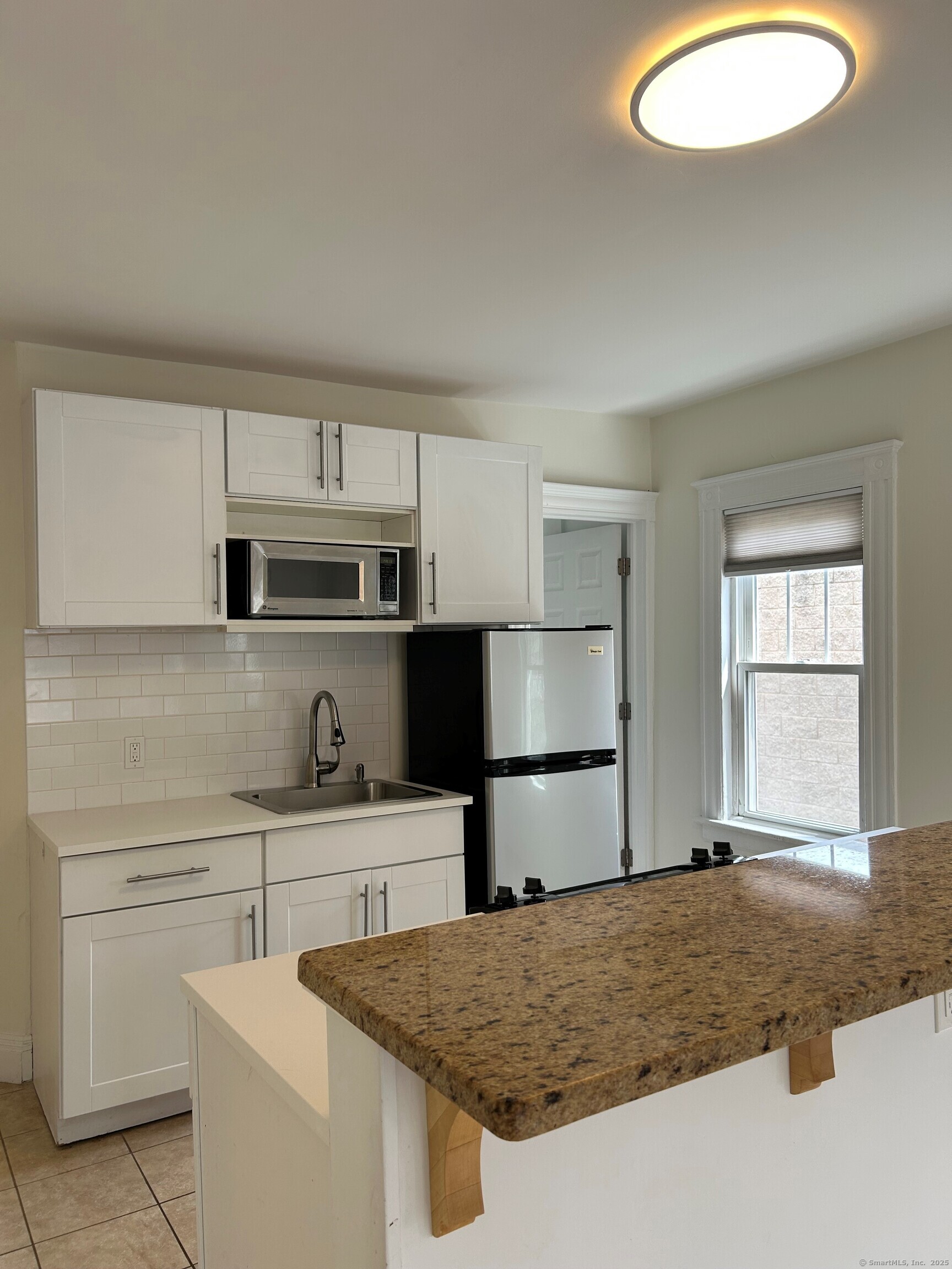 Kings Highway 2-A, Fairfield, Connecticut - 2 Bedrooms  
1 Bathrooms  
4 Rooms - 