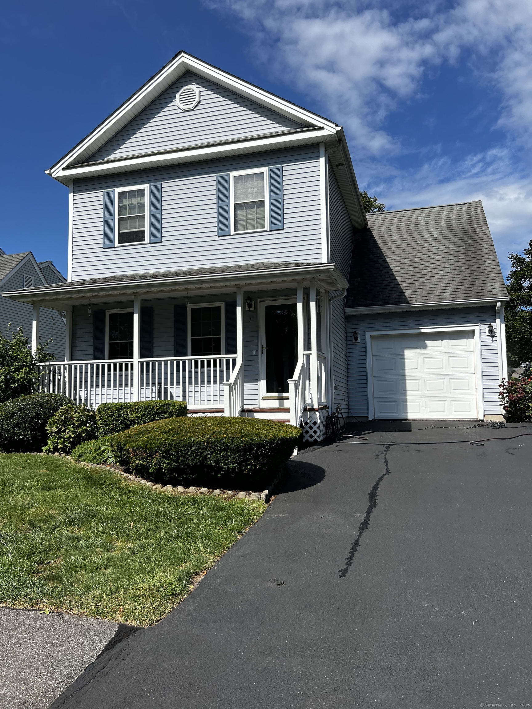 1 Hickory Court 1, Wallingford, Connecticut - 3 Bedrooms  
2 Bathrooms  
6 Rooms - 