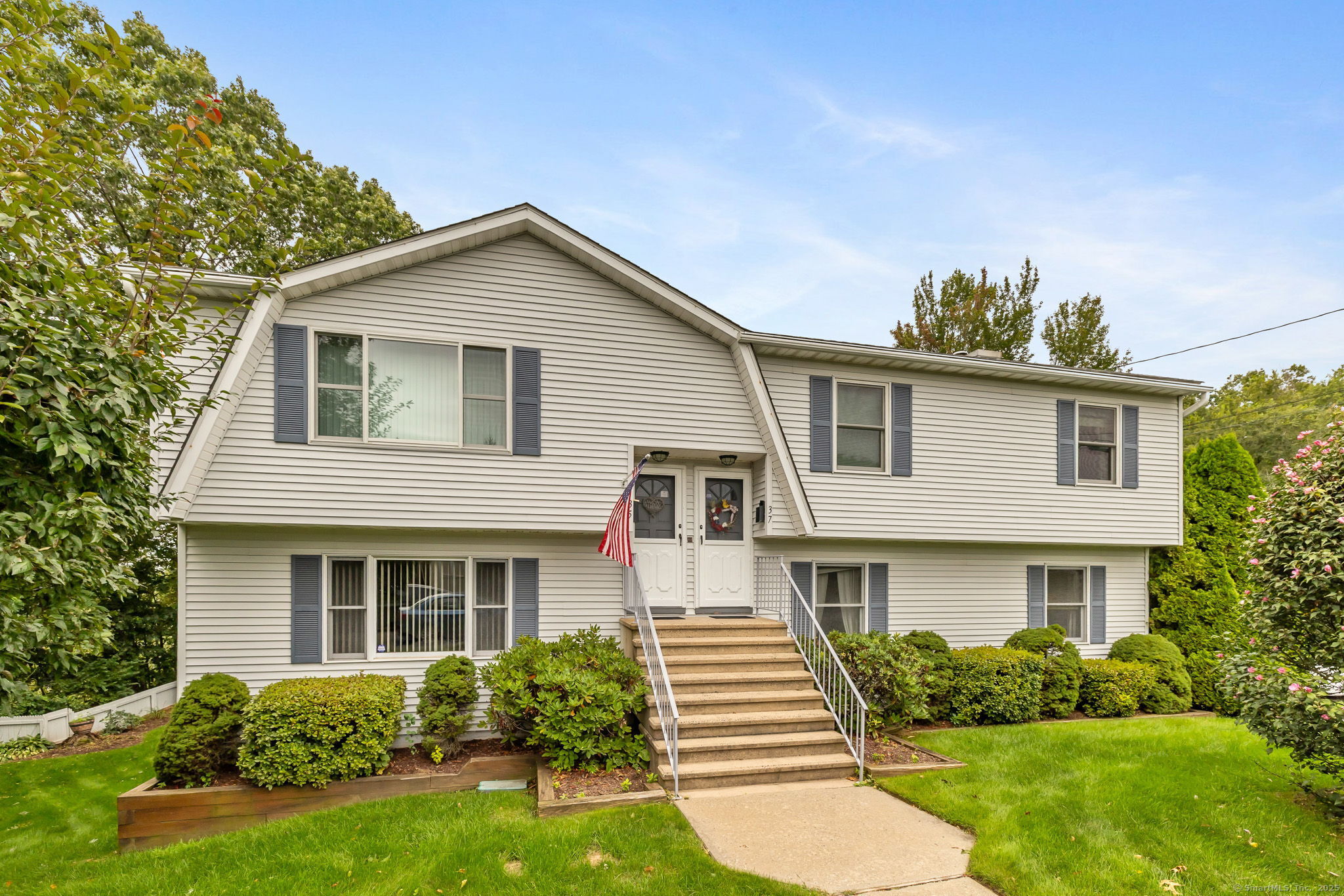 Waterbury, Connecticut 06705, United States, 5 Bedrooms Bedrooms, ,3 BathroomsBathrooms,Residential,Pending,210238