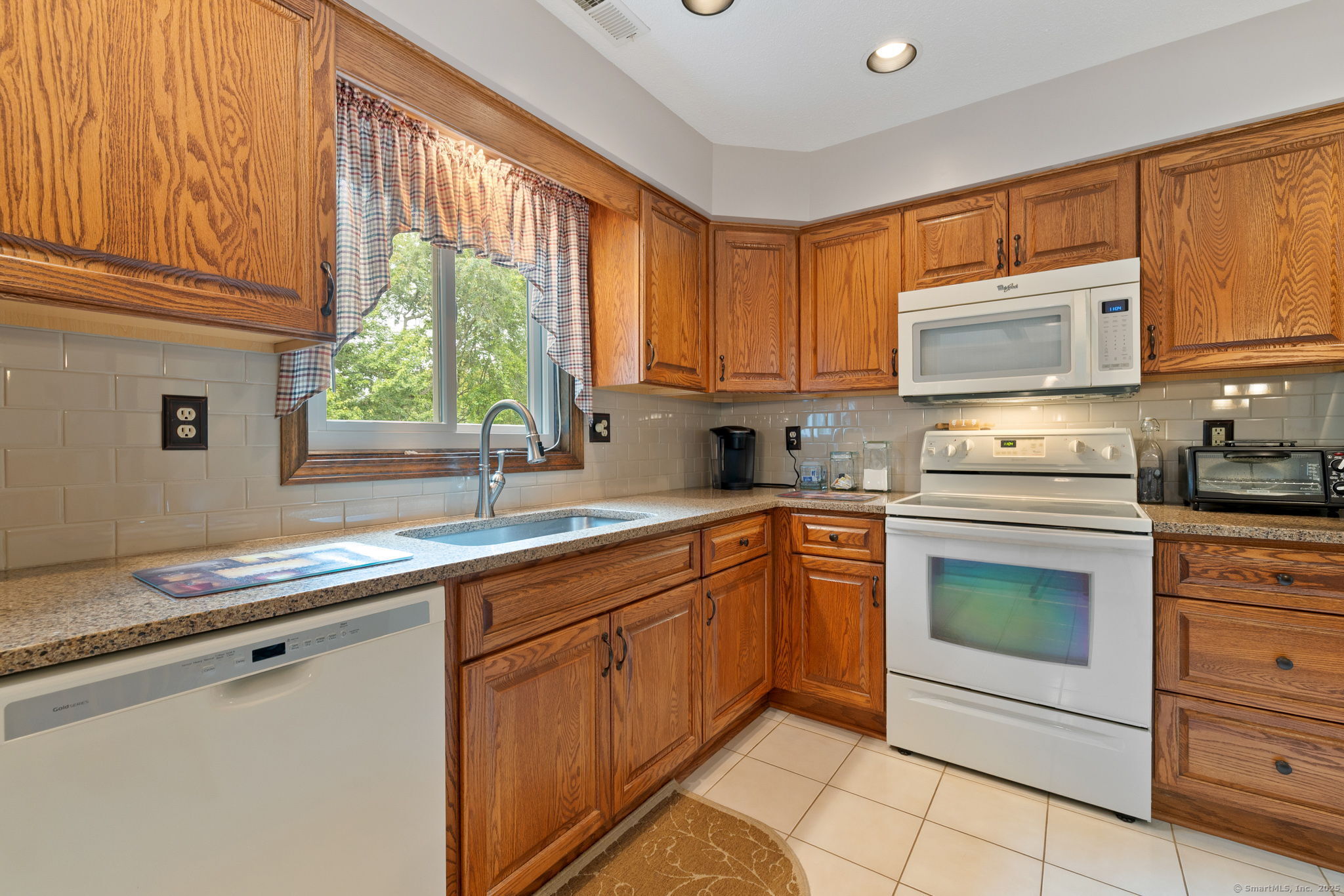 Waterbury, Connecticut 06705, United States, 5 Bedrooms Bedrooms, ,3 BathroomsBathrooms,Residential,Pending,210238