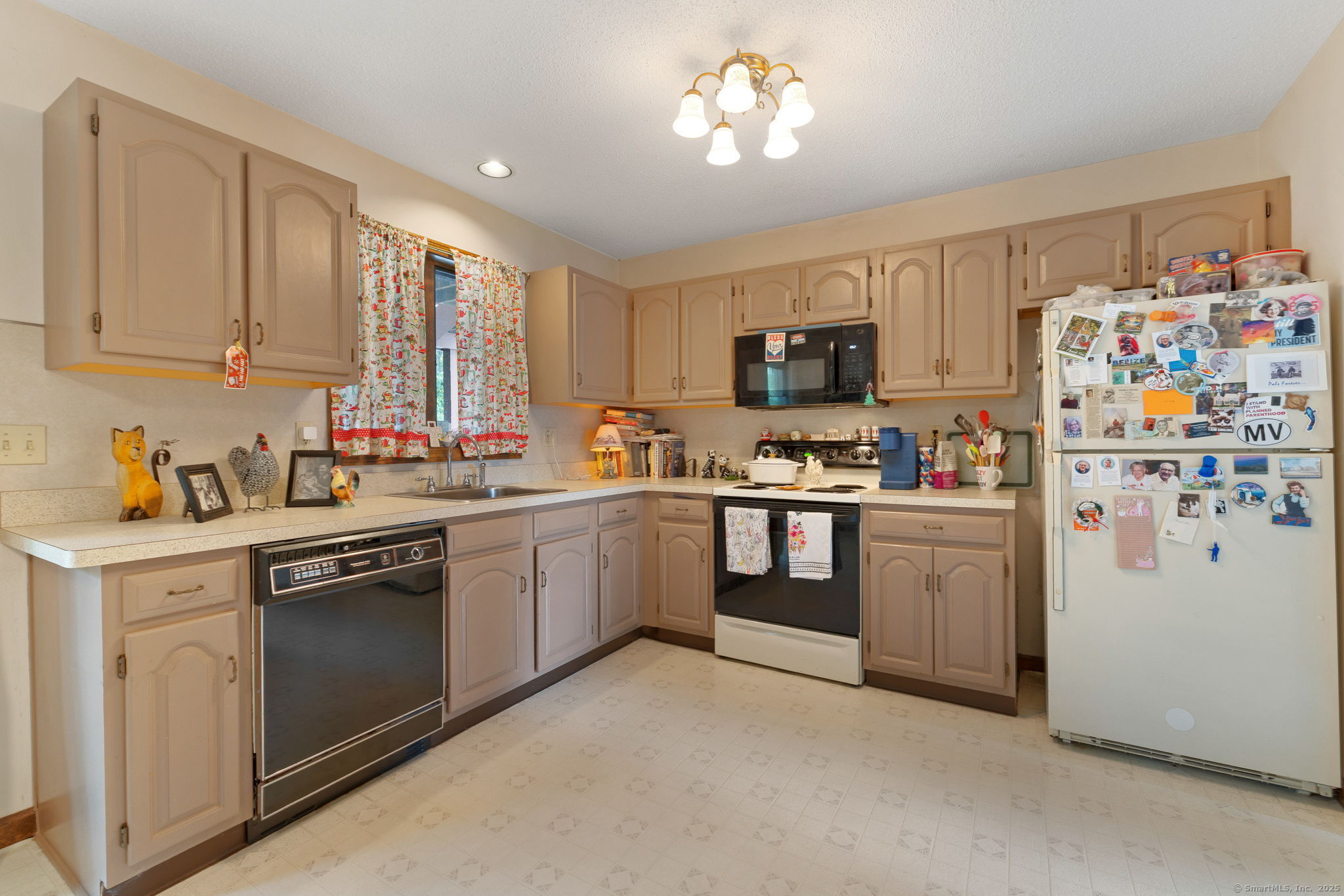 Waterbury, Connecticut 06705, United States, 5 Bedrooms Bedrooms, ,3 BathroomsBathrooms,Residential,Pending,210238