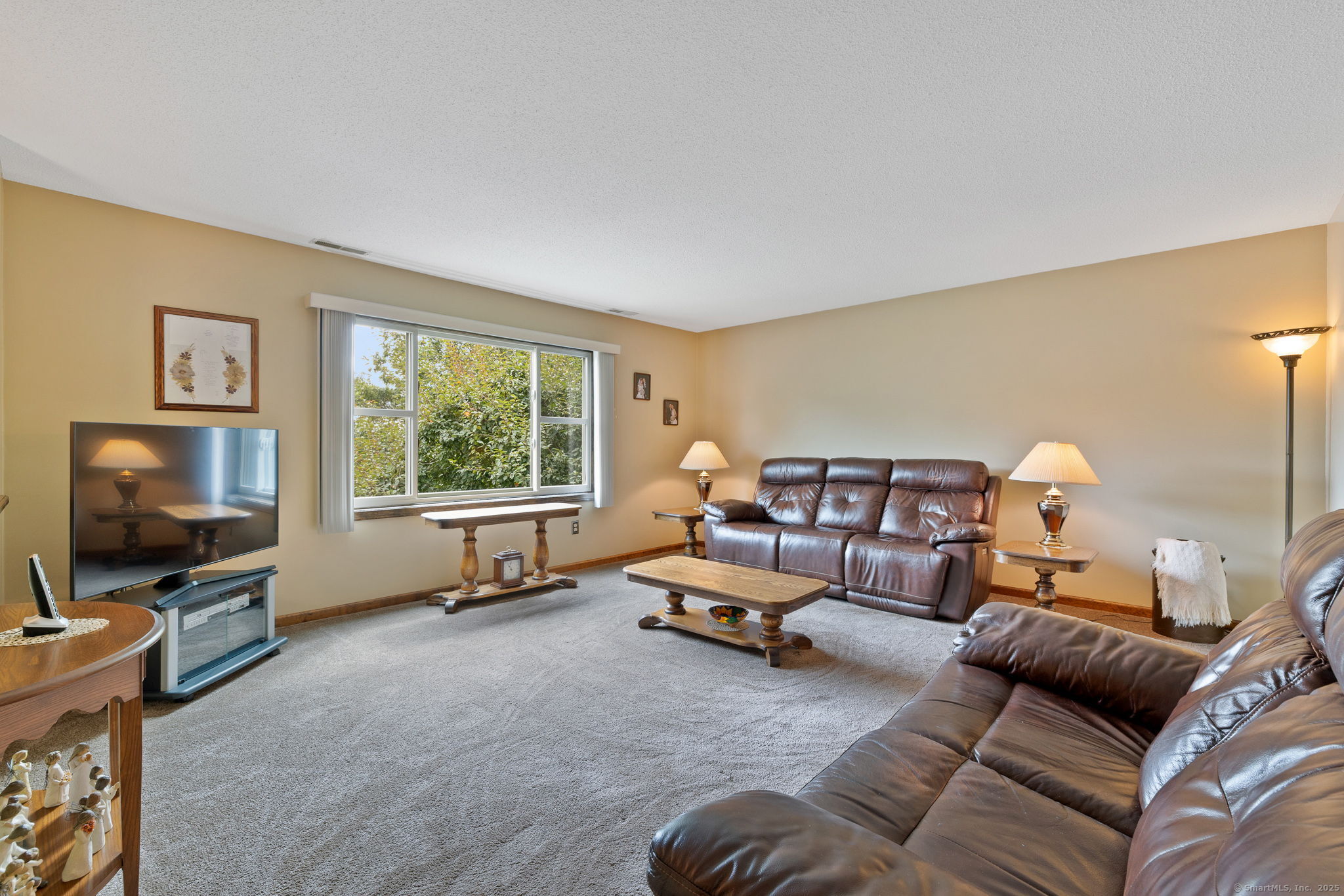 Waterbury, Connecticut 06705, United States, 5 Bedrooms Bedrooms, ,3 BathroomsBathrooms,Residential,Pending,210238