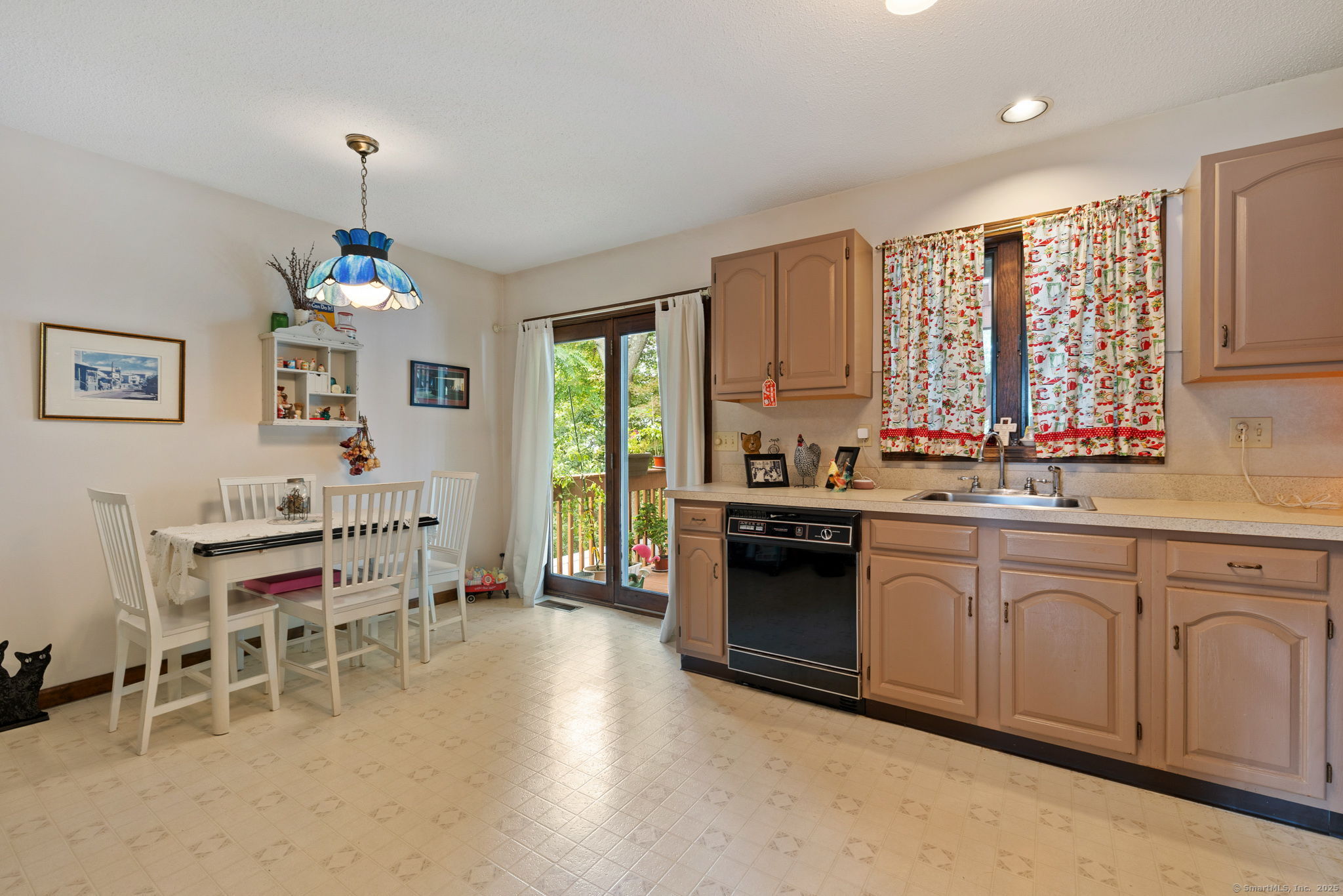 Waterbury, Connecticut 06705, United States, 5 Bedrooms Bedrooms, ,3 BathroomsBathrooms,Residential,Pending,210238