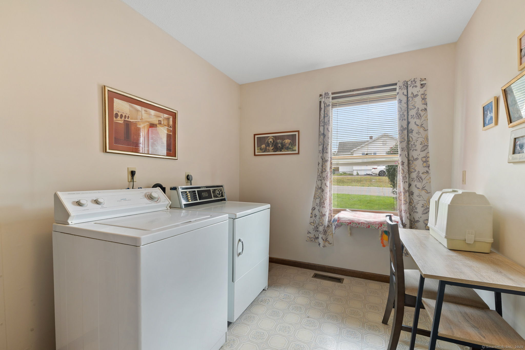 Waterbury, Connecticut 06705, United States, 5 Bedrooms Bedrooms, ,3 BathroomsBathrooms,Residential,Pending,210238