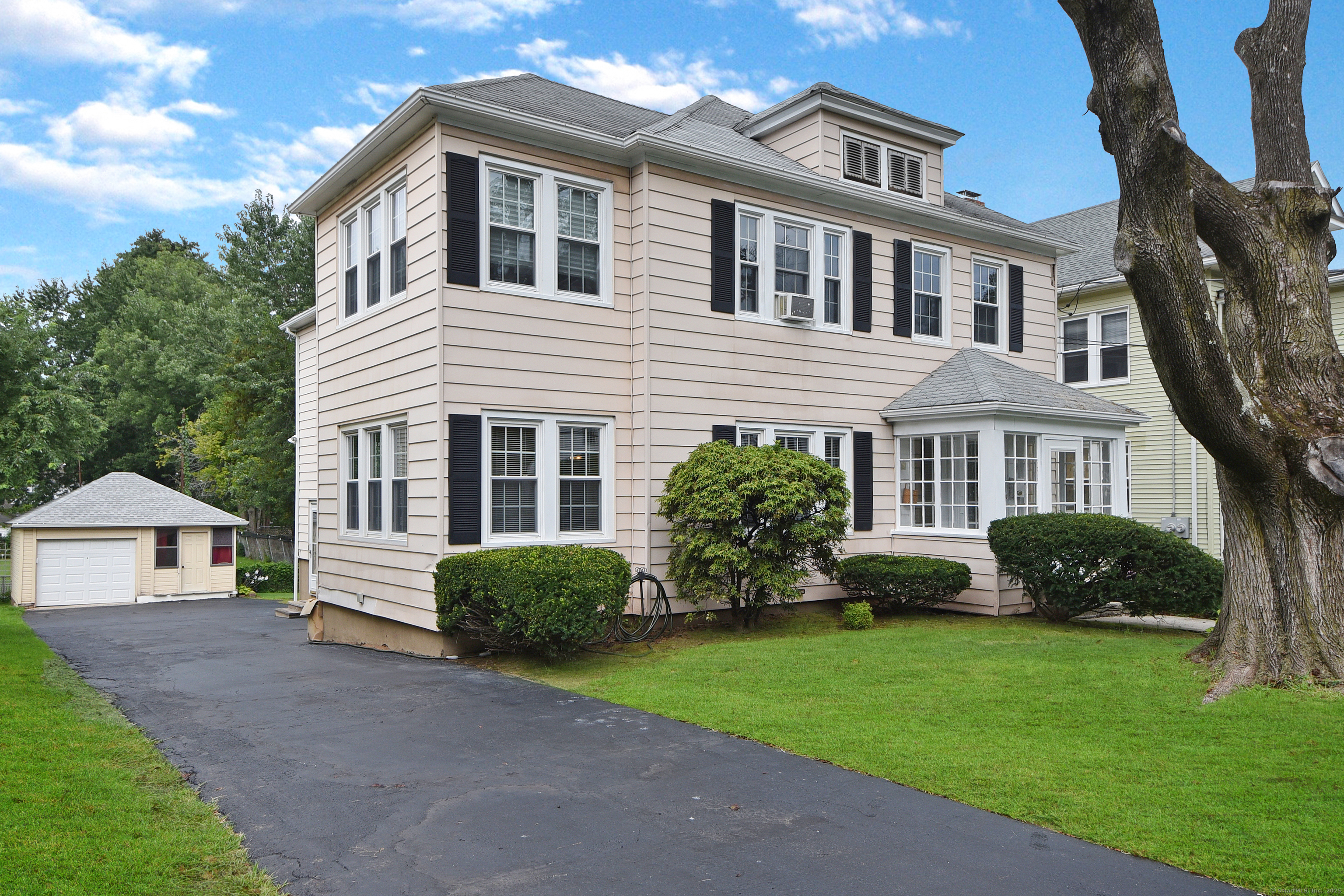 West Hartford, Connecticut 06119, United States, 3 Bedrooms Bedrooms, ,1 BathroomBathrooms,Residential,Pending,201346