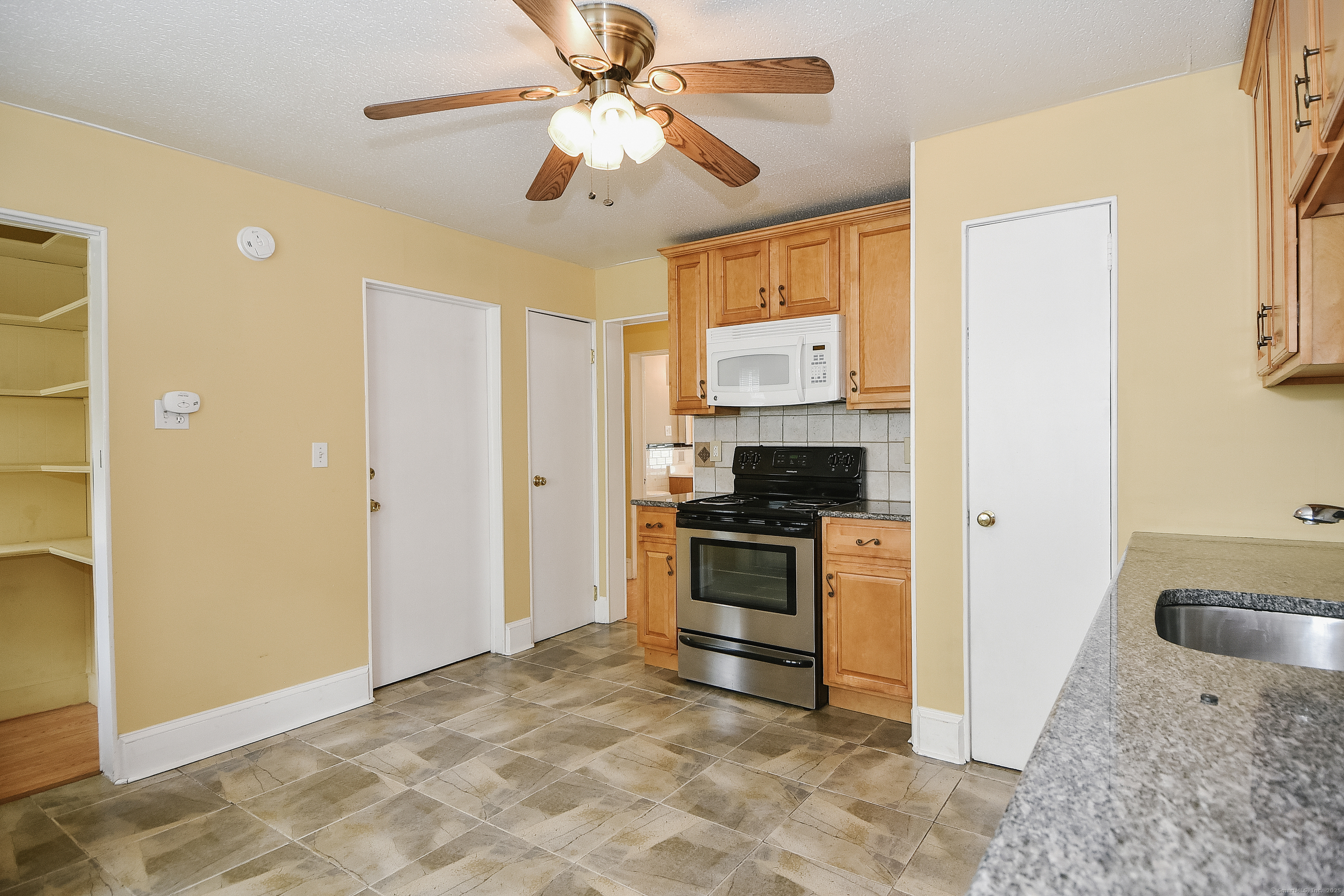 West Hartford, Connecticut 06119, United States, 3 Bedrooms Bedrooms, ,1 BathroomBathrooms,Residential,Pending,201346