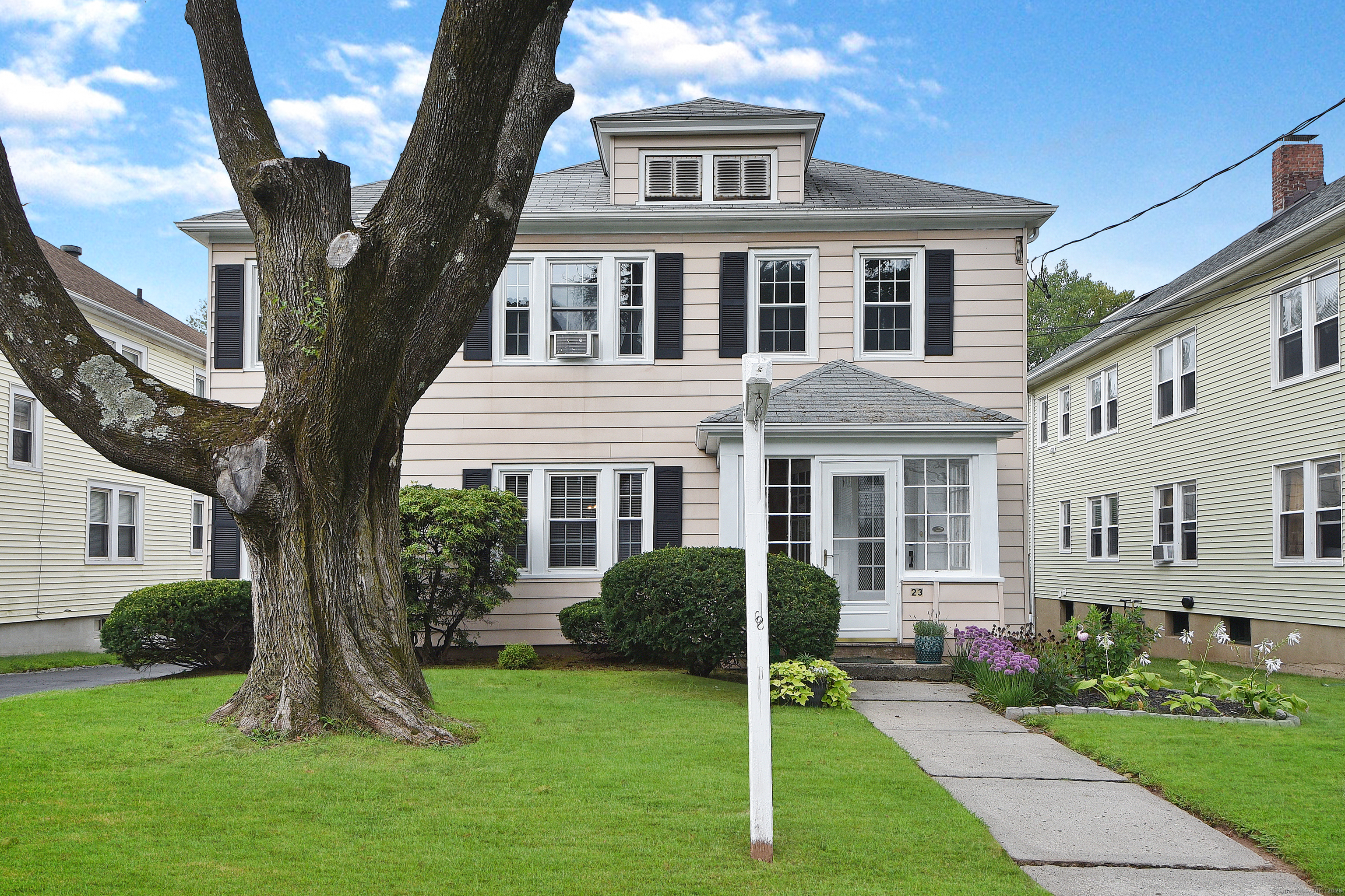 West Hartford, Connecticut 06119, United States, 3 Bedrooms Bedrooms, ,1 BathroomBathrooms,Residential,Pending,201346