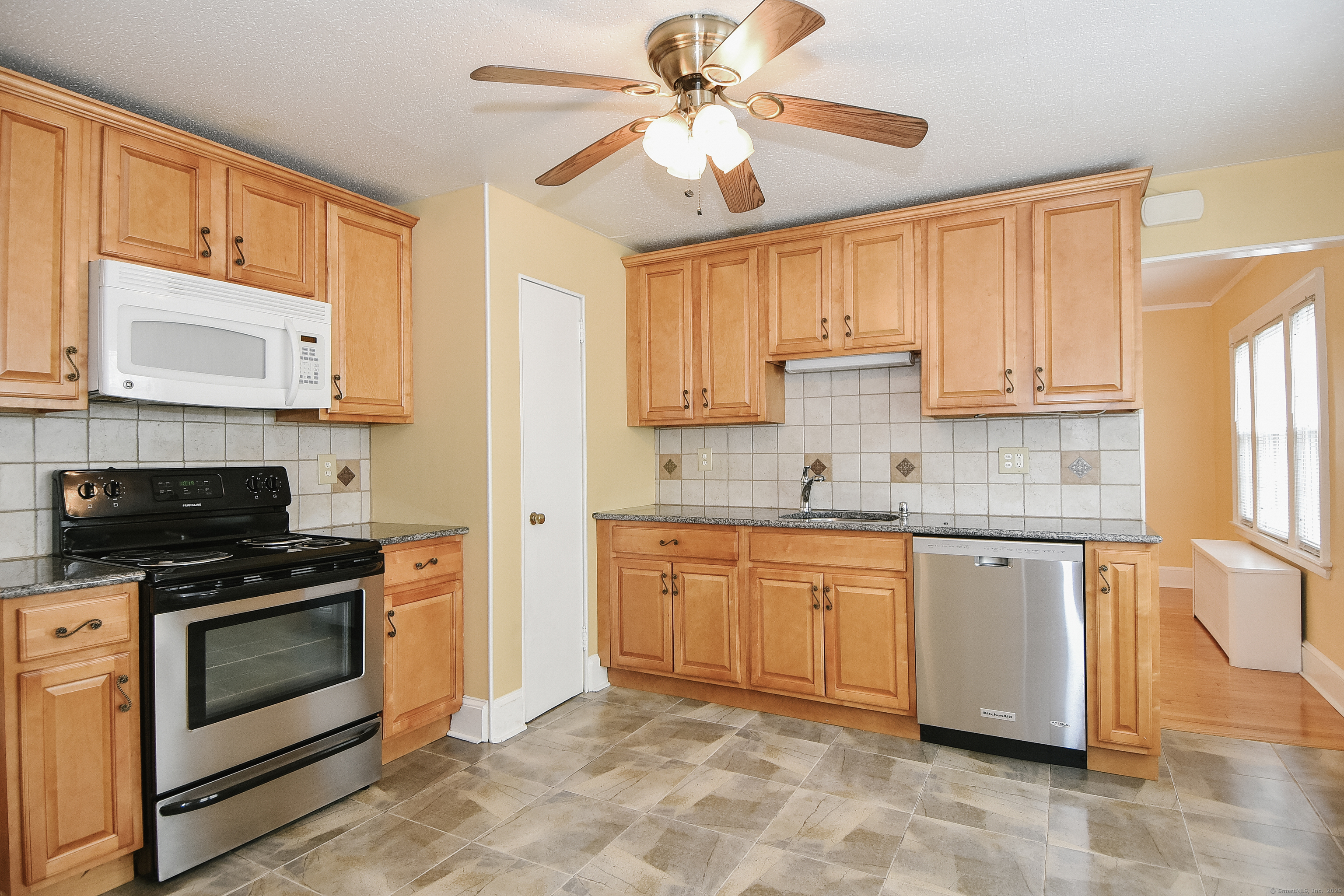 West Hartford, Connecticut 06119, United States, 3 Bedrooms Bedrooms, ,1 BathroomBathrooms,Residential,Pending,201346