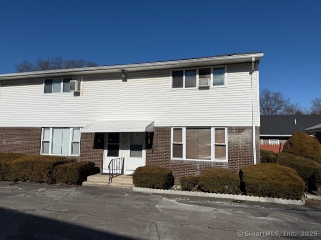 Middletown Avenue Apt 1, New Haven, Connecticut - 2 Bedrooms  
2 Bathrooms  
4 Rooms - 