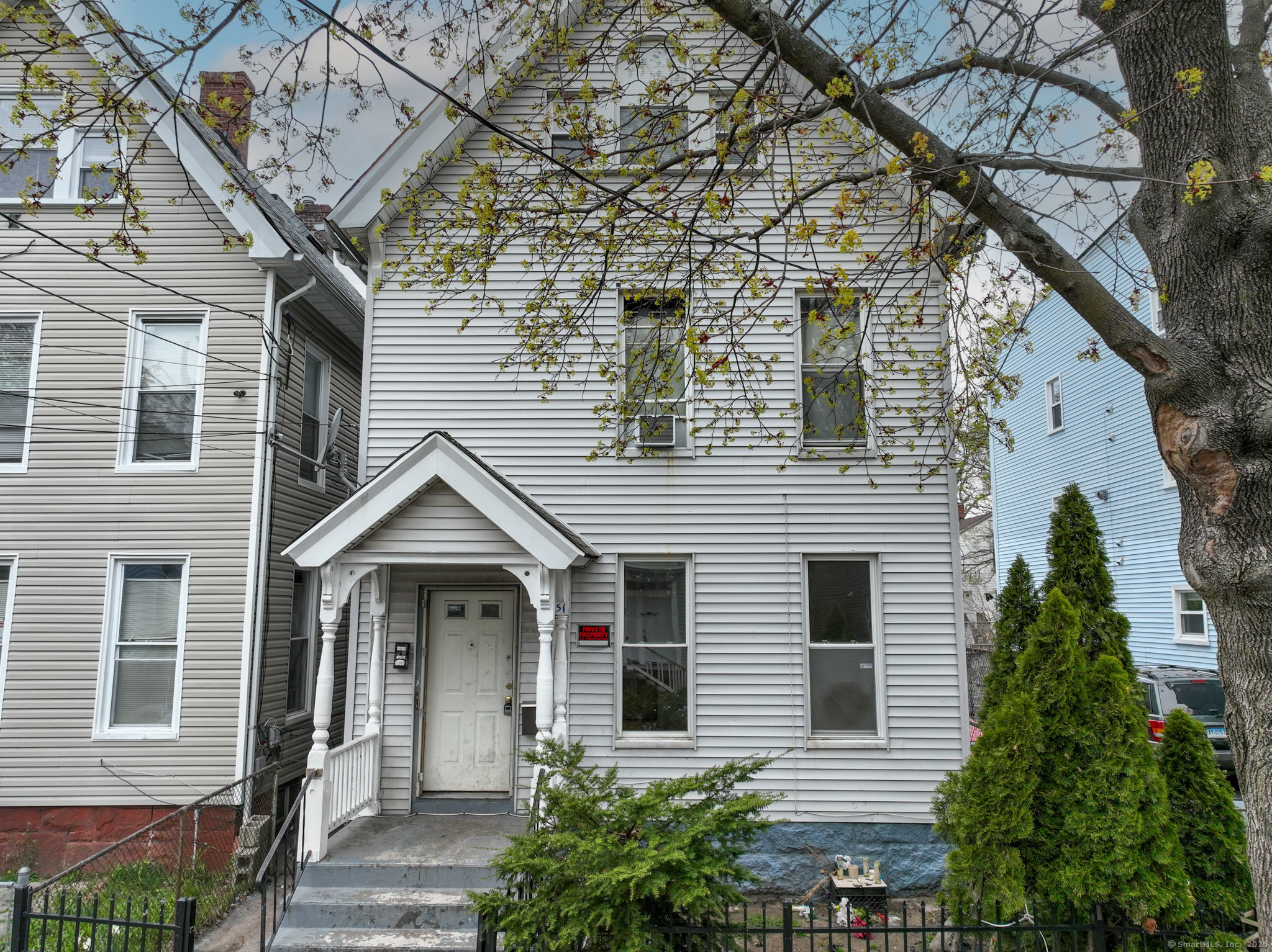 Property for Sale at Ann Street, New Haven, Connecticut - Bedrooms: 6 
Bathrooms: 2 
Rooms: 8  - $399,000