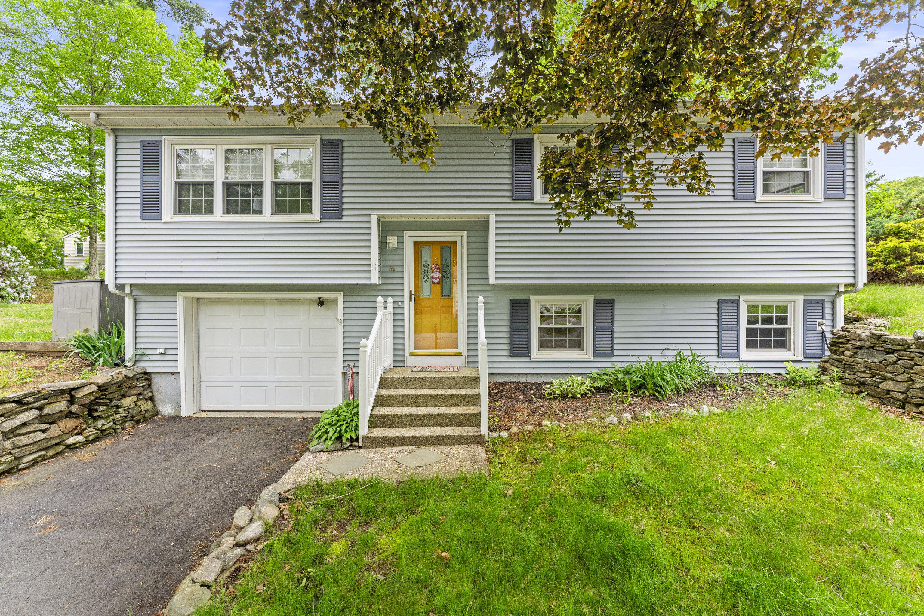 Spring Road, Griswold, Connecticut - 3 Bedrooms  
1 Bathrooms  
5 Rooms - 